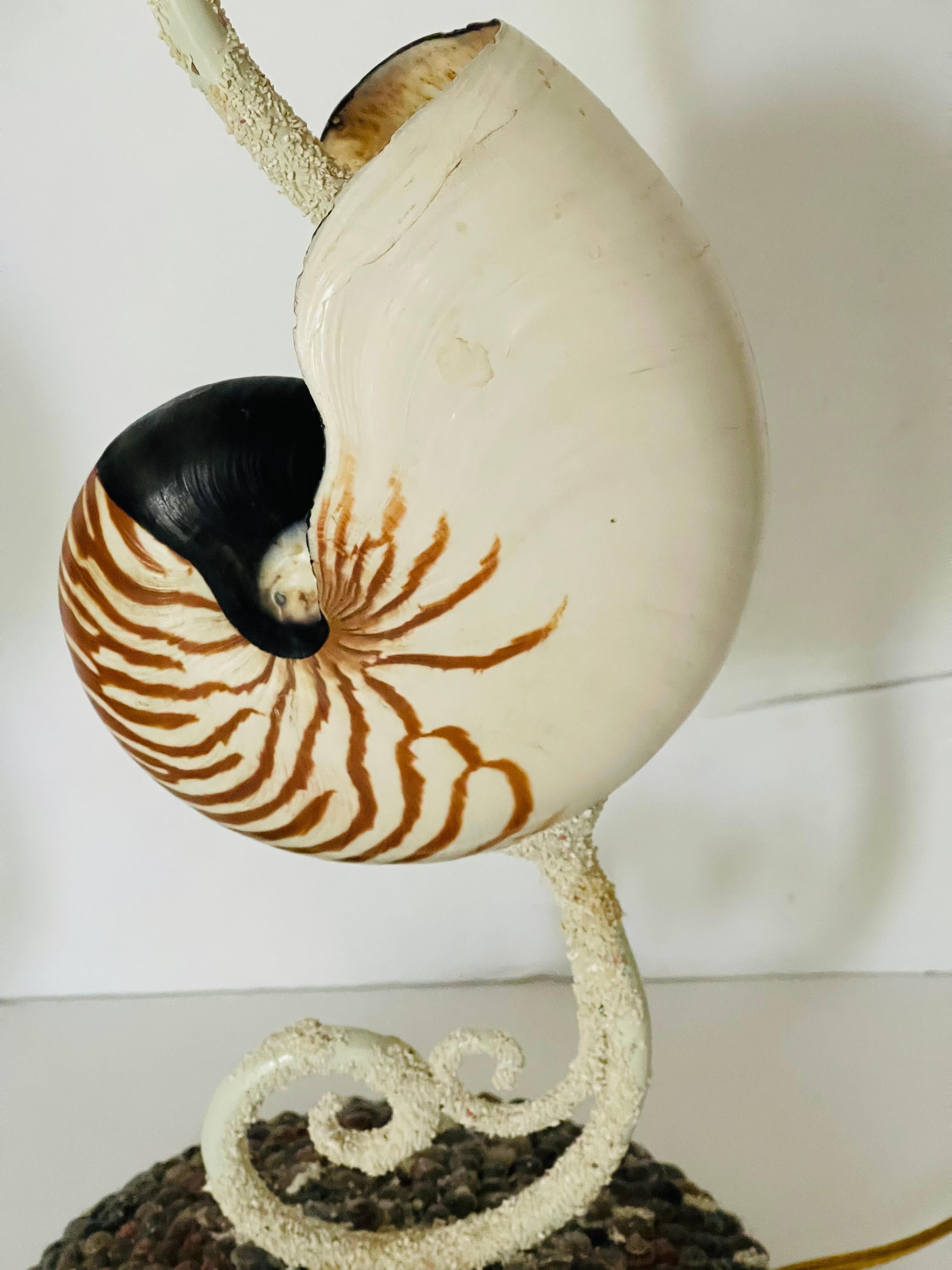 Fabuleuse paire de lampes MCM Coastal Sea Shell Nautilus Bon état - En vente à Boca Raton, FL