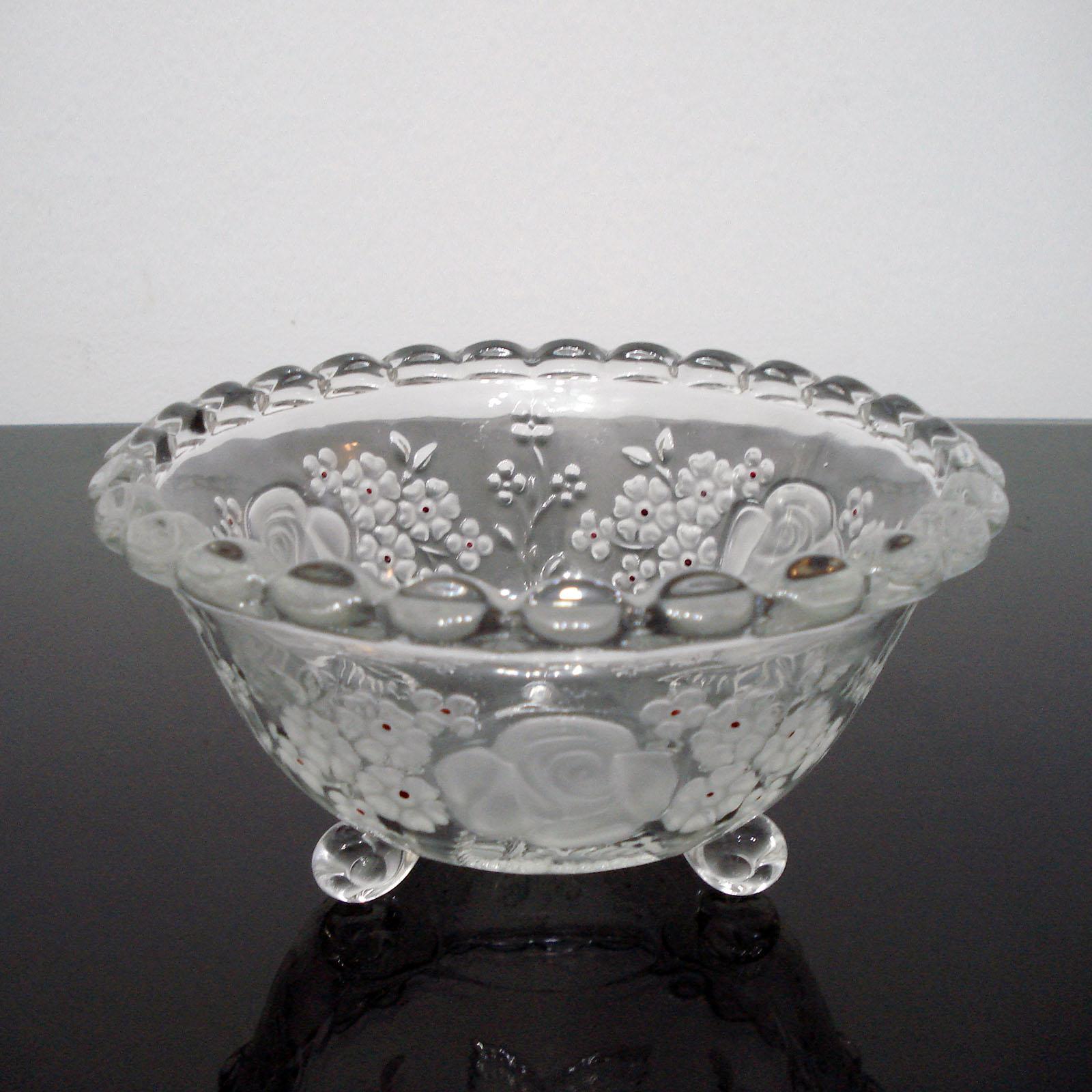 Fabuloso cuenco de cristal de mediados de siglo Decoración floral con detalles de esmalte rojo siglo XX en venta