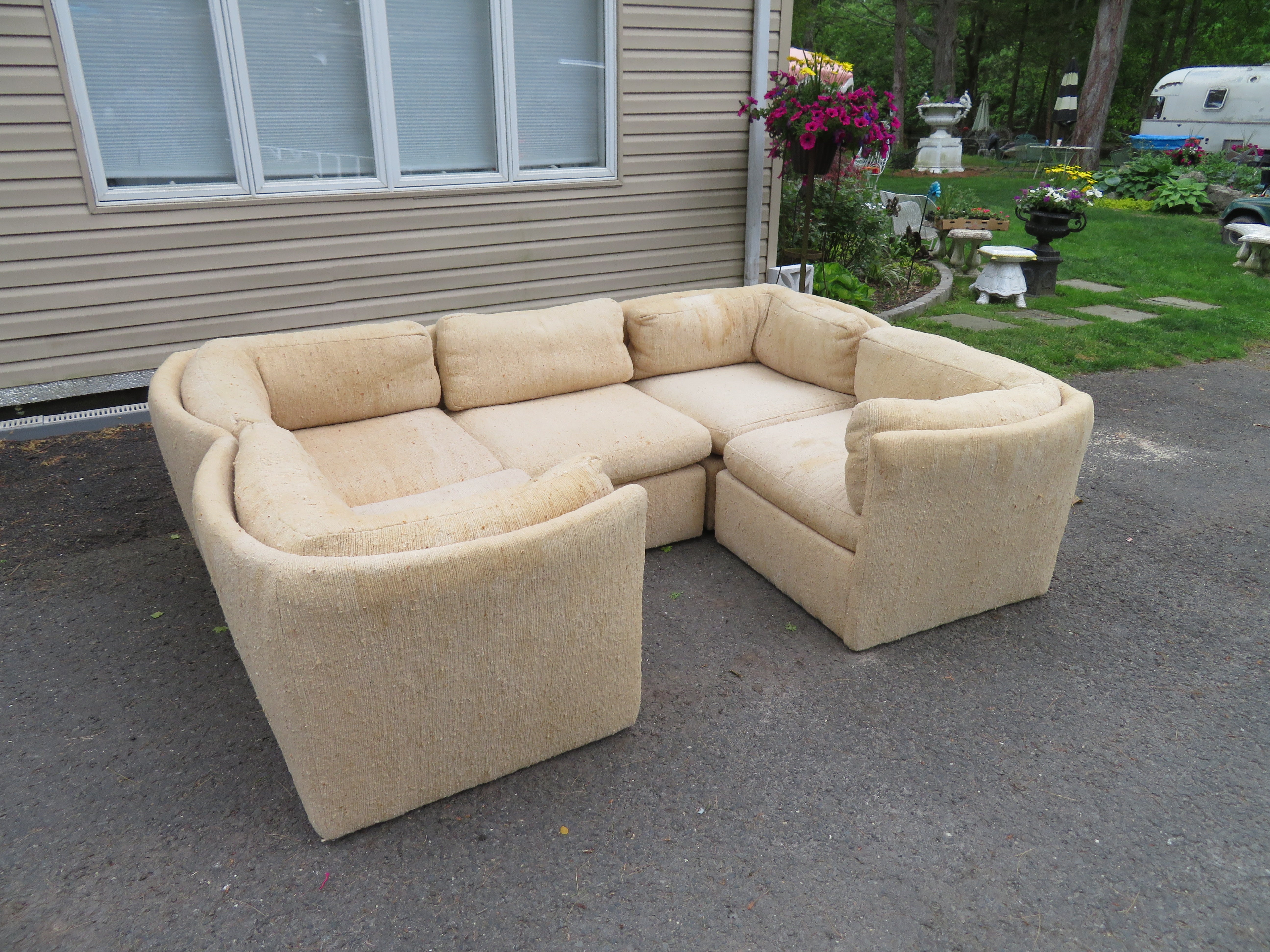Fabulous Milo Baughman for Thayer Coggin 5 piece curved back cube sectional sofa. This sectional has some wear to the original fabric and will need to be reupholstered. The sofa measures as shown 26