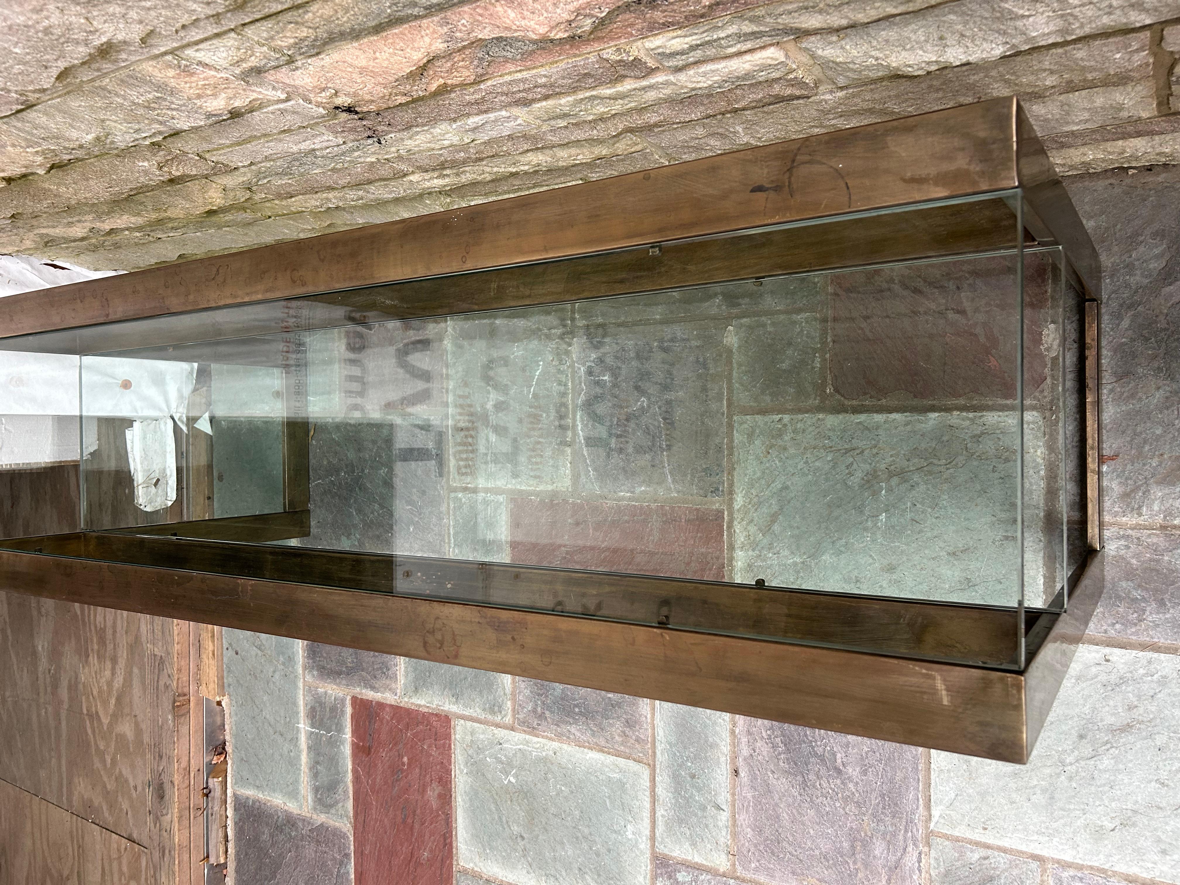 Fabuleuse table console à 2 niveaux en laiton patiné style Milo Baughman Mid-Century en vente 5