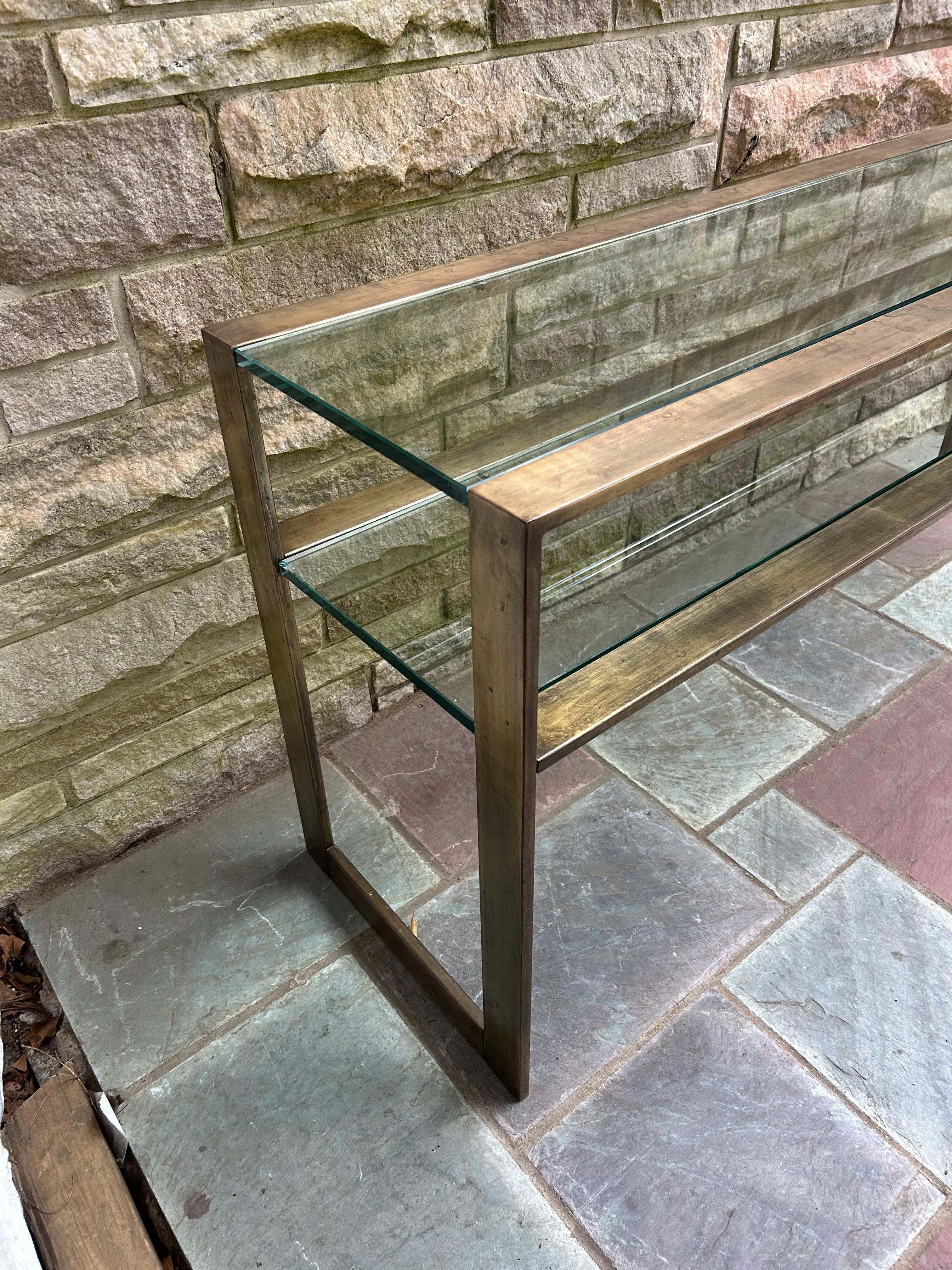 Mid-Century Modern Fabuleuse table console à 2 niveaux en laiton patiné style Milo Baughman Mid-Century en vente