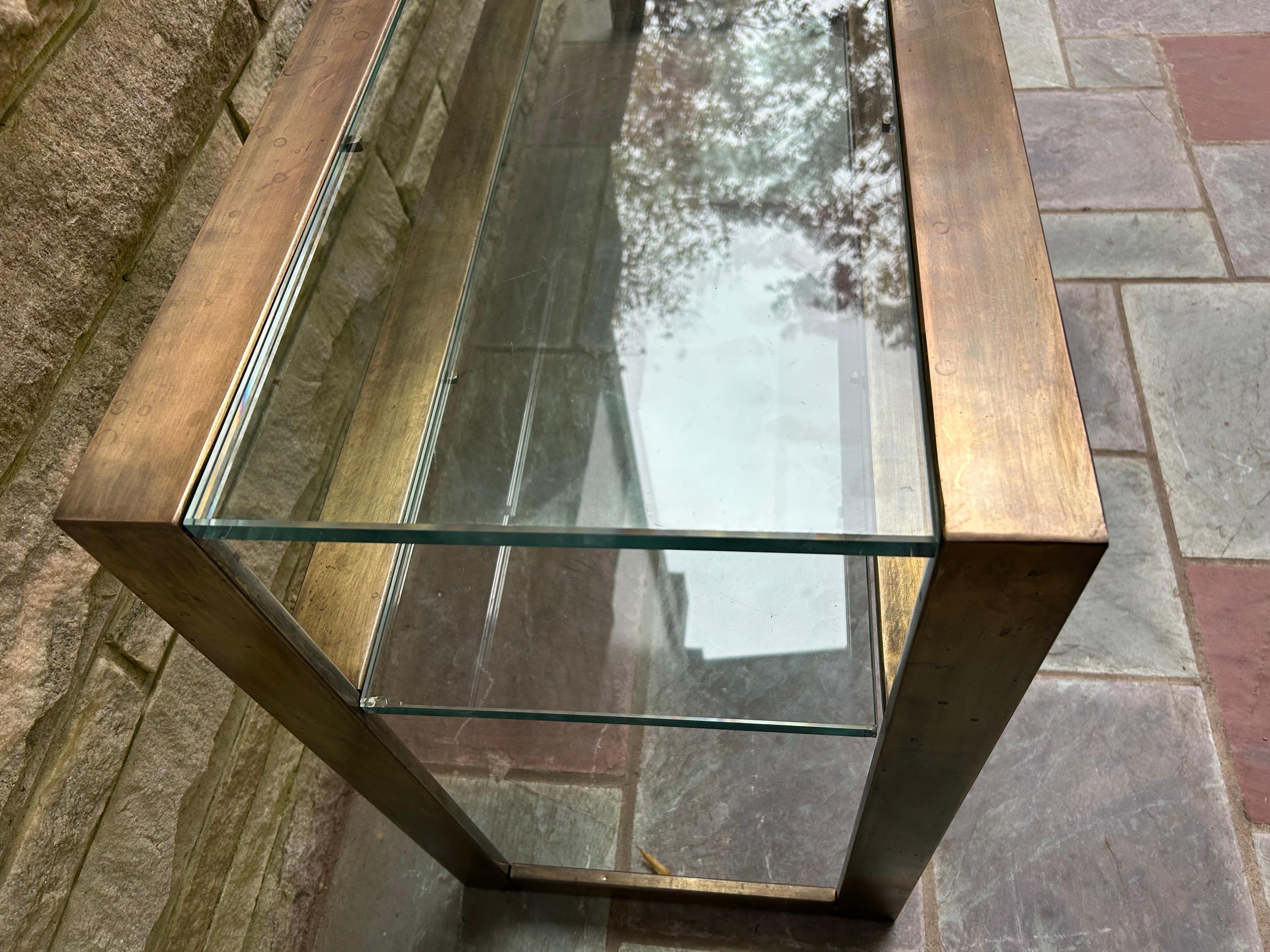 Américain Fabuleuse table console à 2 niveaux en laiton patiné style Milo Baughman Mid-Century en vente