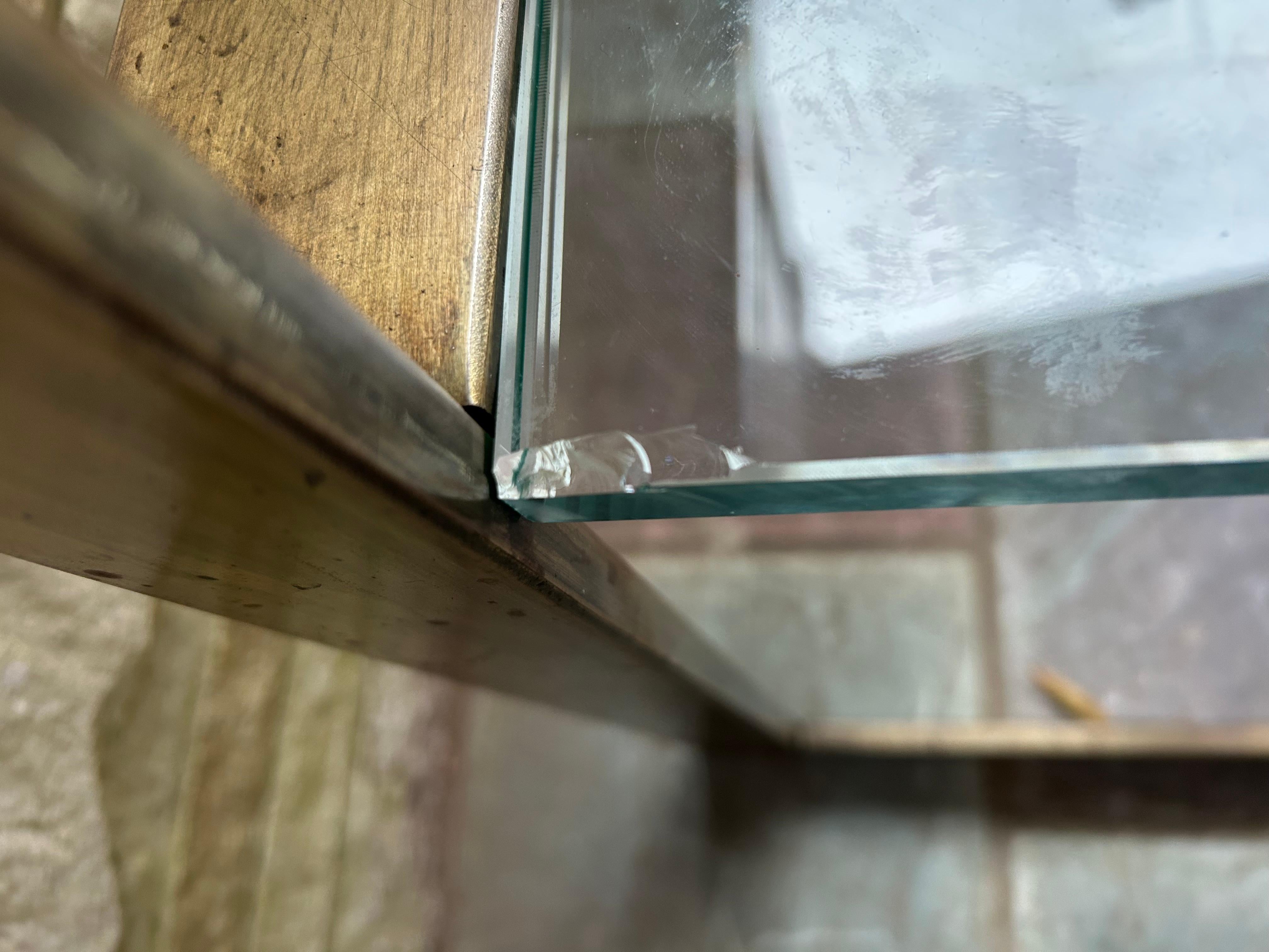 Fabuleuse table console à 2 niveaux en laiton patiné style Milo Baughman Mid-Century Bon état - En vente à Pemberton, NJ