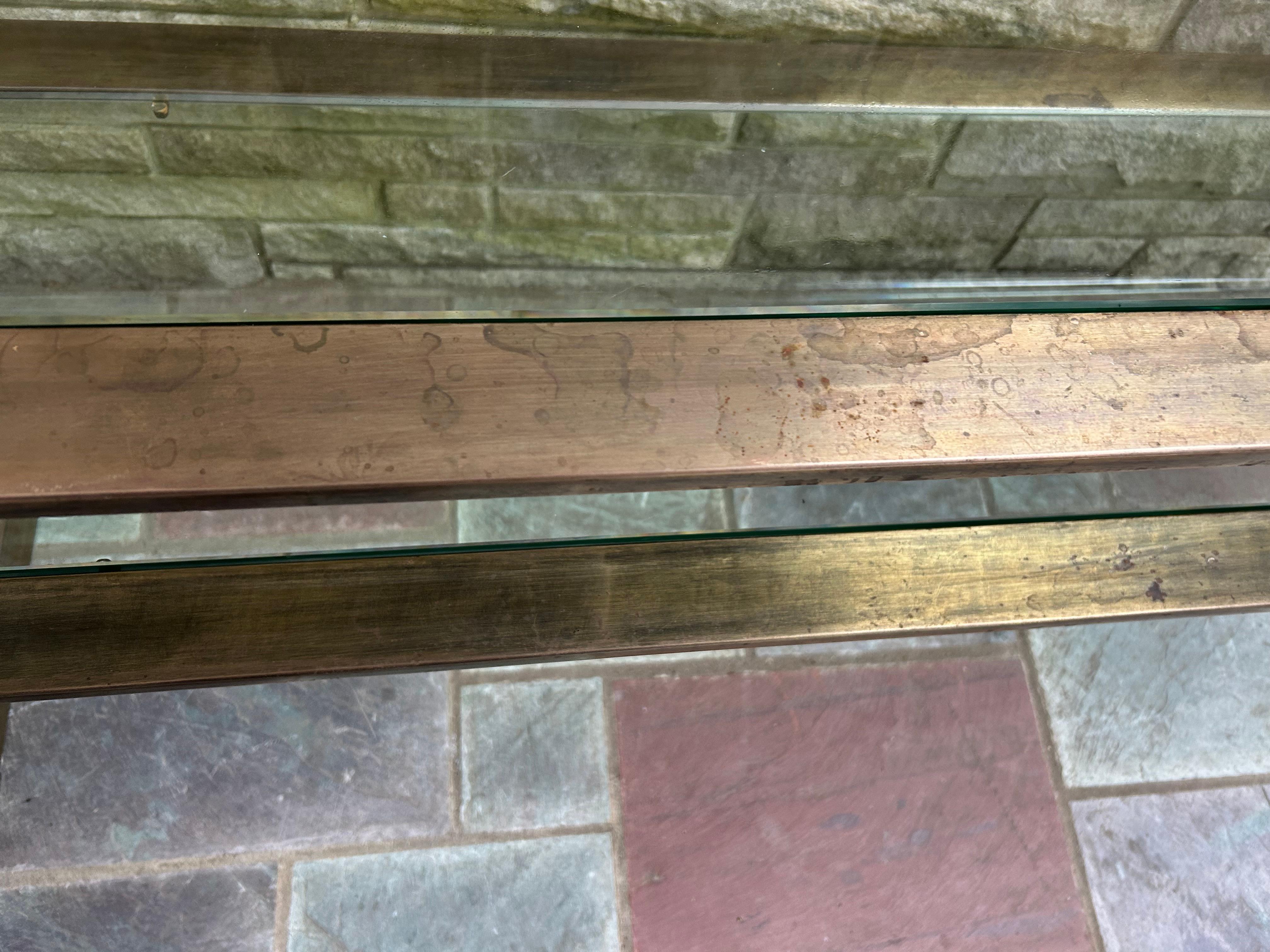 Laiton Fabuleuse table console à 2 niveaux en laiton patiné style Milo Baughman Mid-Century en vente