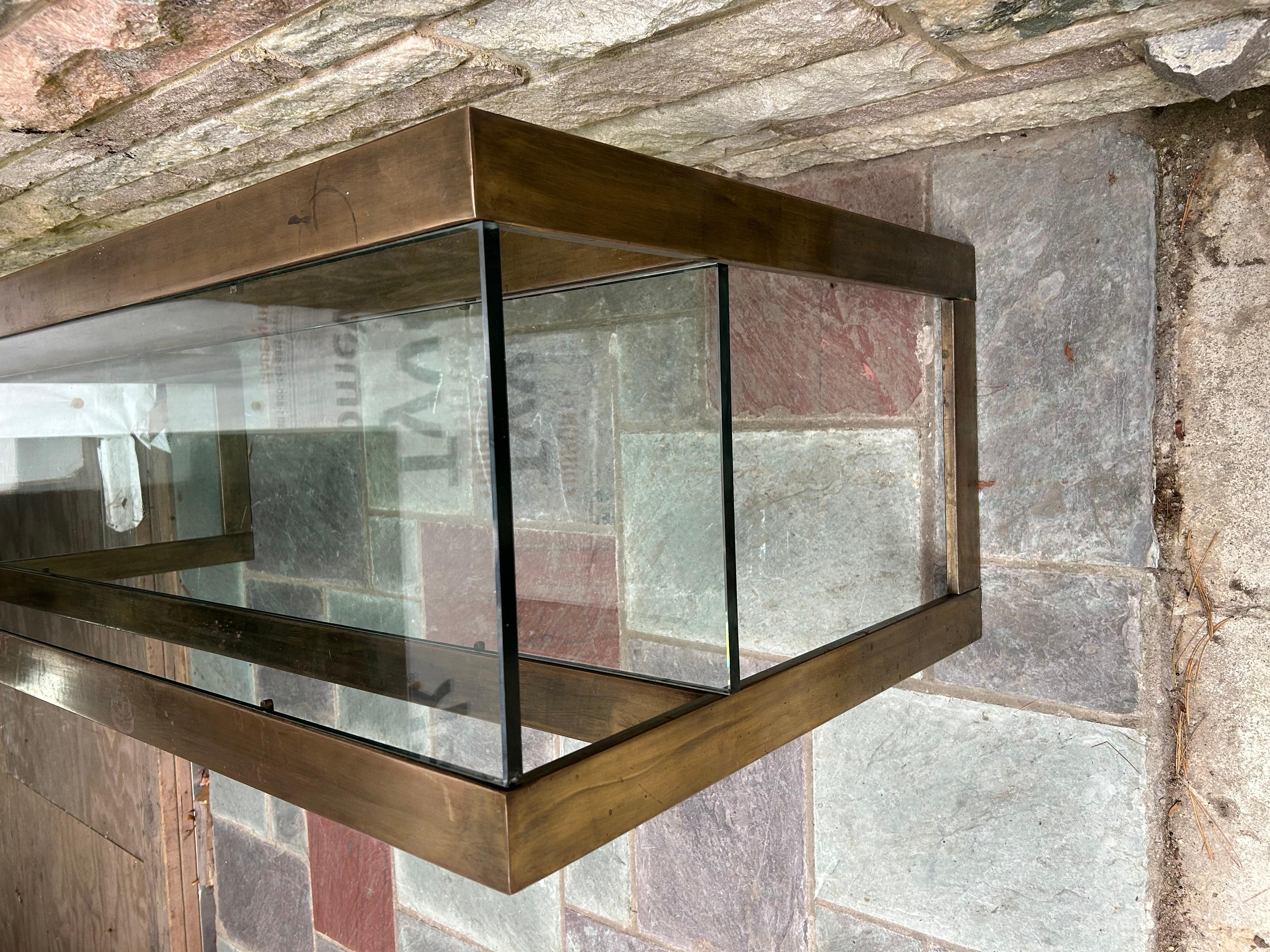 Fabuleuse table console à 2 niveaux en laiton patiné style Milo Baughman Mid-Century en vente 2