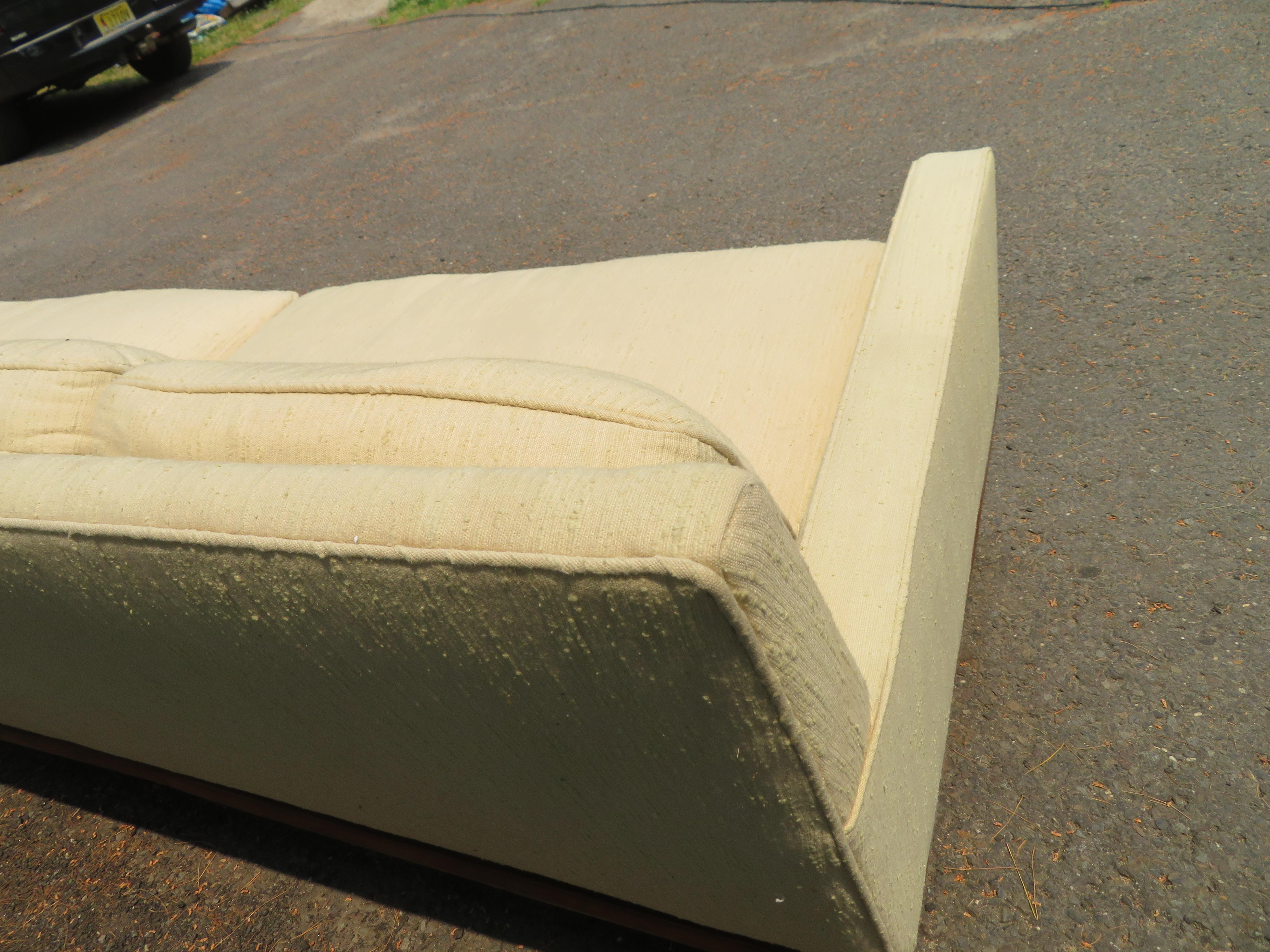 Fabuleux canapé à base de noyer style Milo Baughman Mid-Century Modern en vente 2