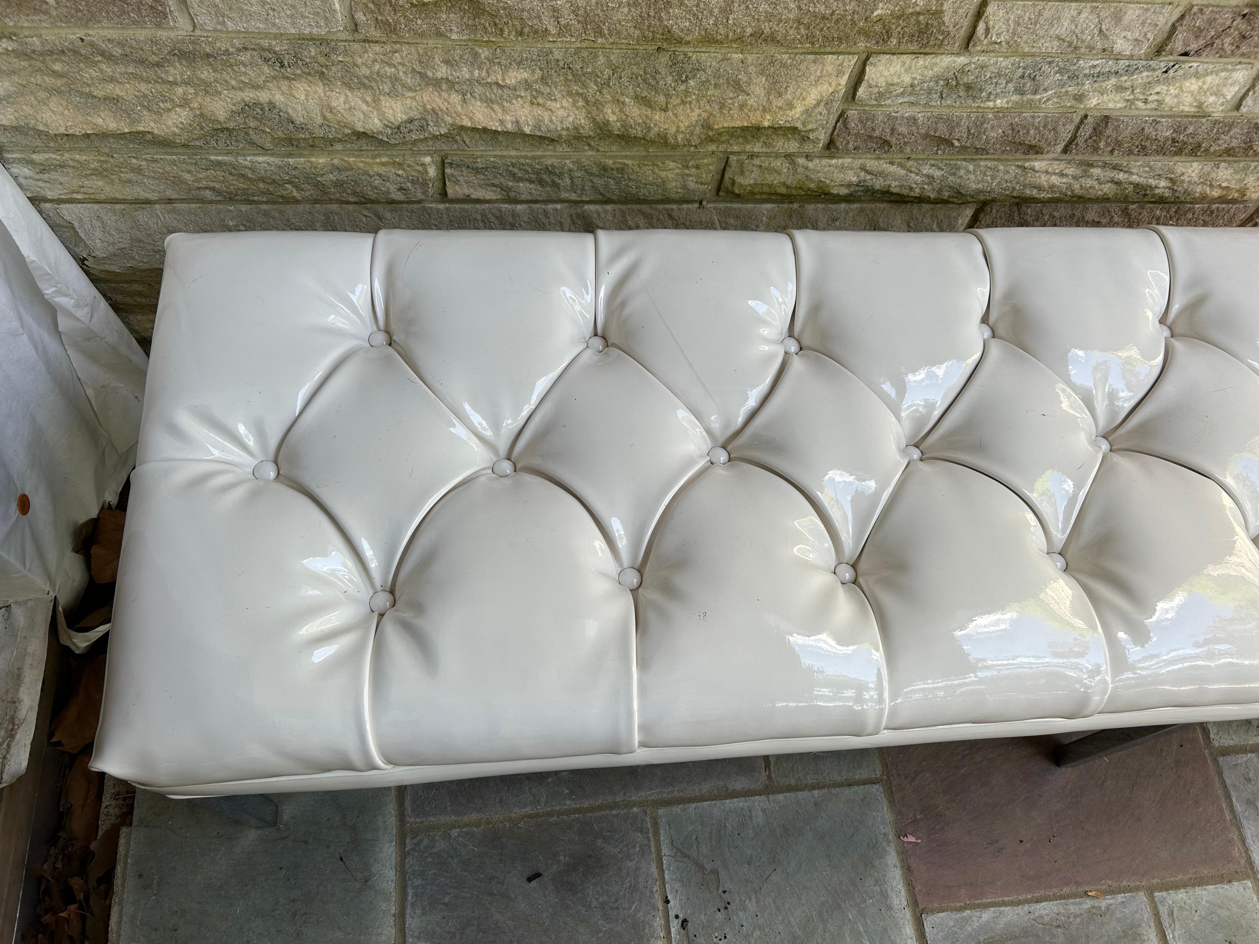 Mid-Century moderno Favolosa panchina di Milo Baughman in pelle verniciata bianca con inserti in cromo del metà del secolo scorso in vendita