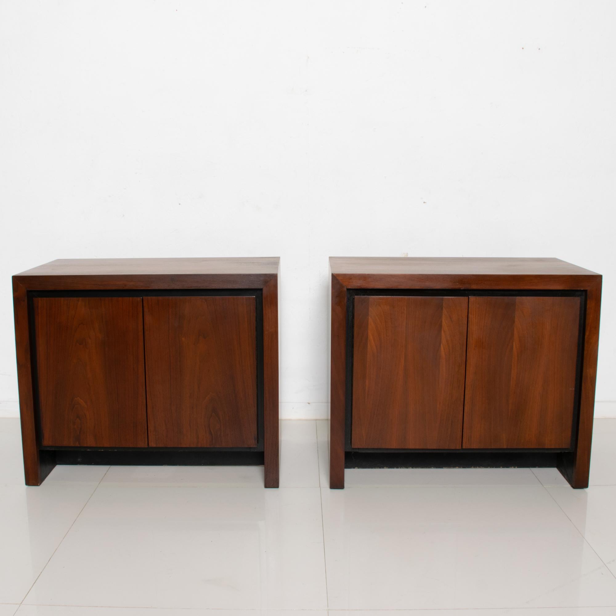 Fabulously modern Dillingham rich walnut nightstands side tables with swing doors, USA, circa early 1970s.

Dimensions: 27