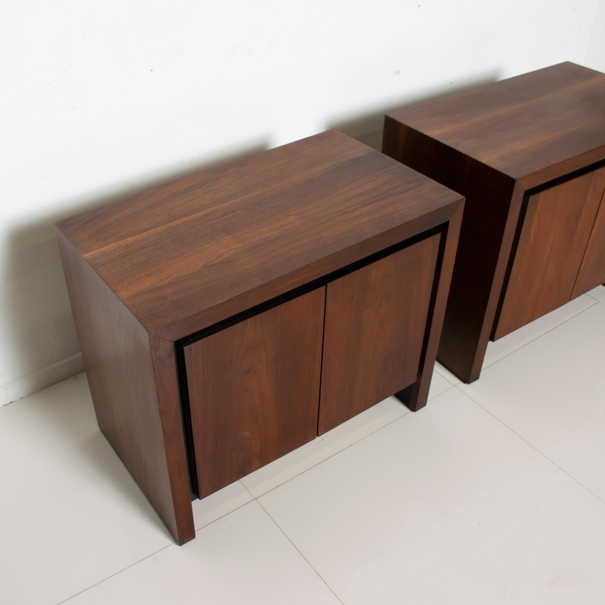Fabulous Modern Dillingham Side Table Nightstands Swing Doors Rich Walnut, 1970s In Good Condition In Chula Vista, CA
