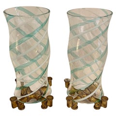 Zwei fabelhafte moderne Lorin Marsh Grüne mundgeblasene Glas- Hurricane-Schirmen-Bambus-Sockel