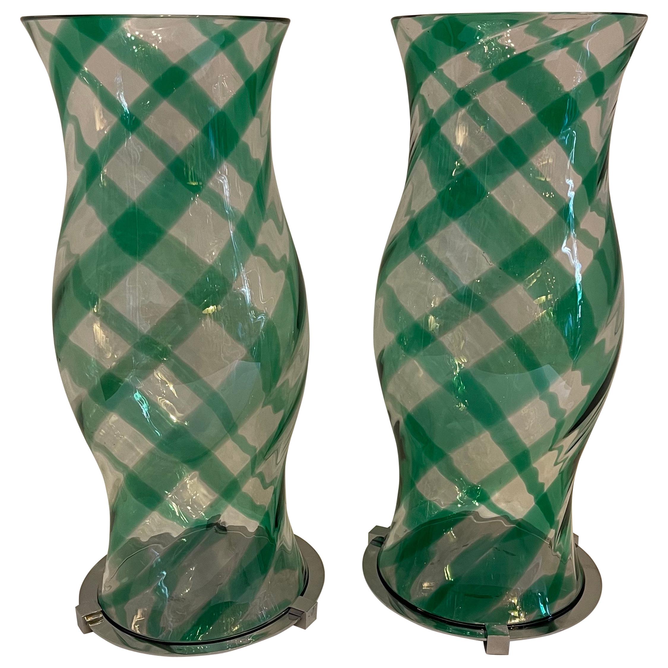 Ein fabelhaftes modernes Paar Lorin Marsh Grünes mundgeblasenes Glas Hurricane-Schirm-Sockel aus Nickel