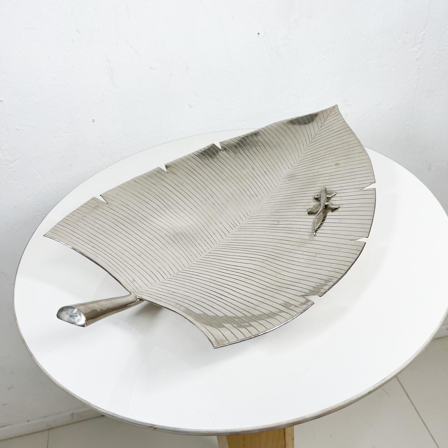 Fabulous Modernism footed ribbed silver leaf shaped tray with lizard decoration.
Measures: 21.5 long x 14 wide x 3.75
Preowned original vintage condition
See images please.
 