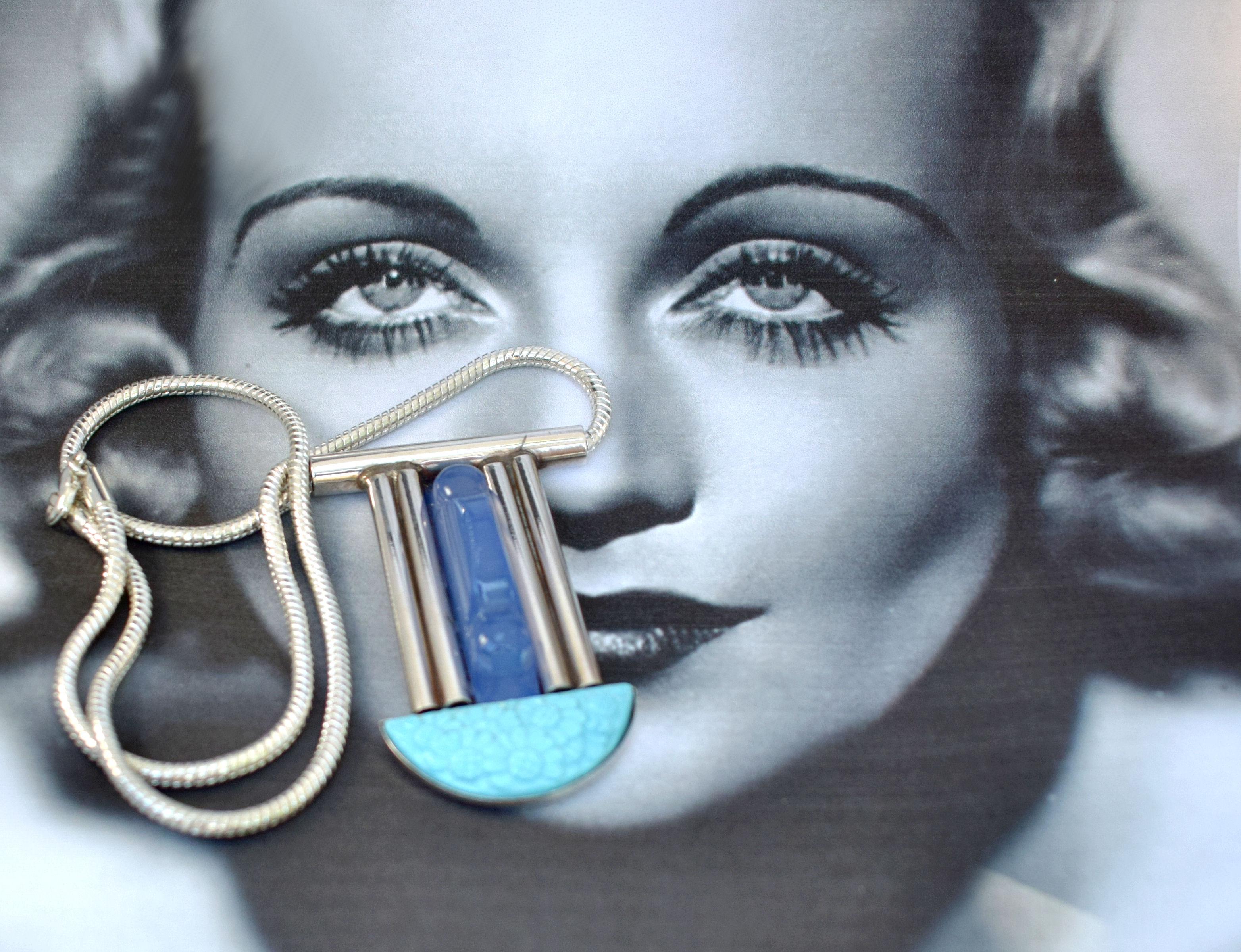 Modernistische französische Statement-Anhänger-Halskette mit Anhänger (Französischer Schliff) im Angebot
