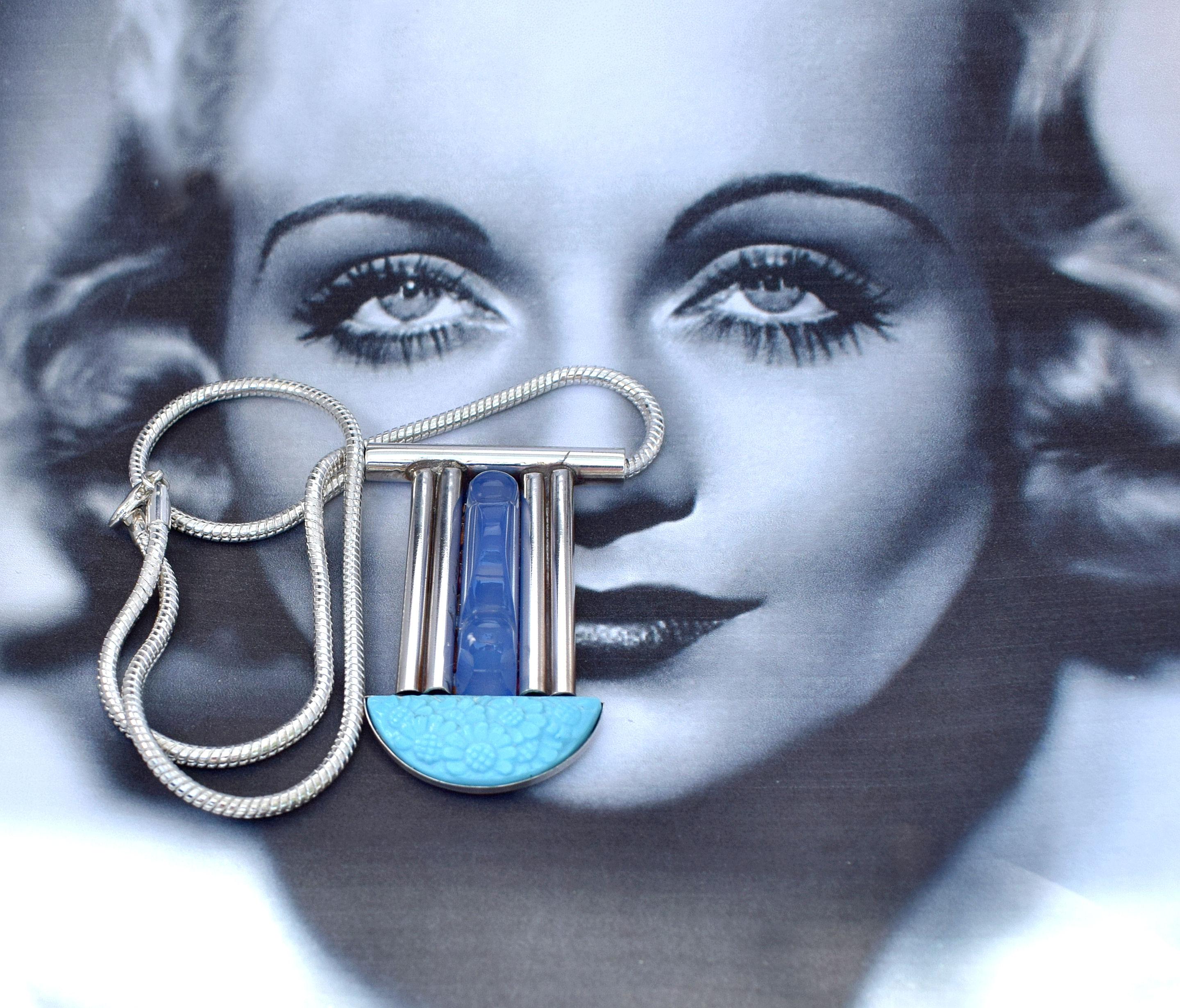 Modernistische französische Statement-Anhänger-Halskette mit Anhänger im Angebot 1