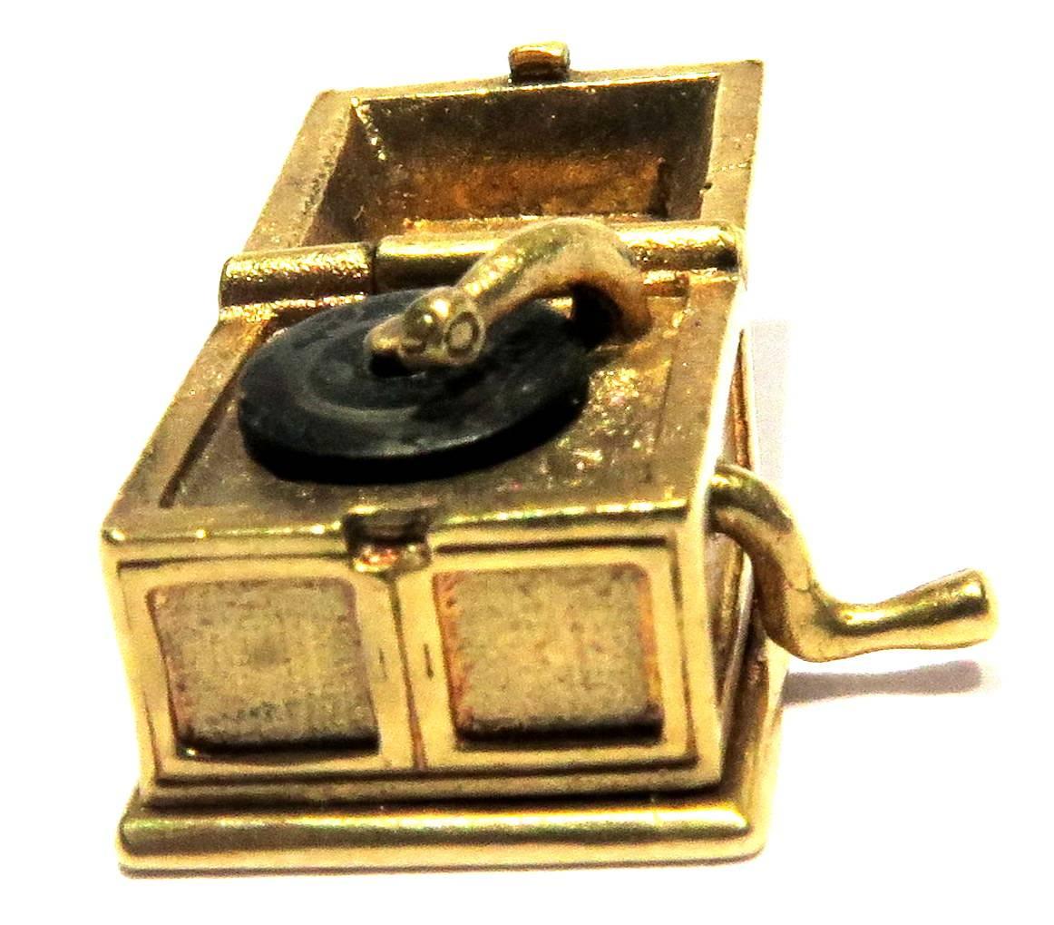 Fabulous Movable Gold Record Player Charm Pendant In Excellent Condition For Sale In Palm Beach, FL