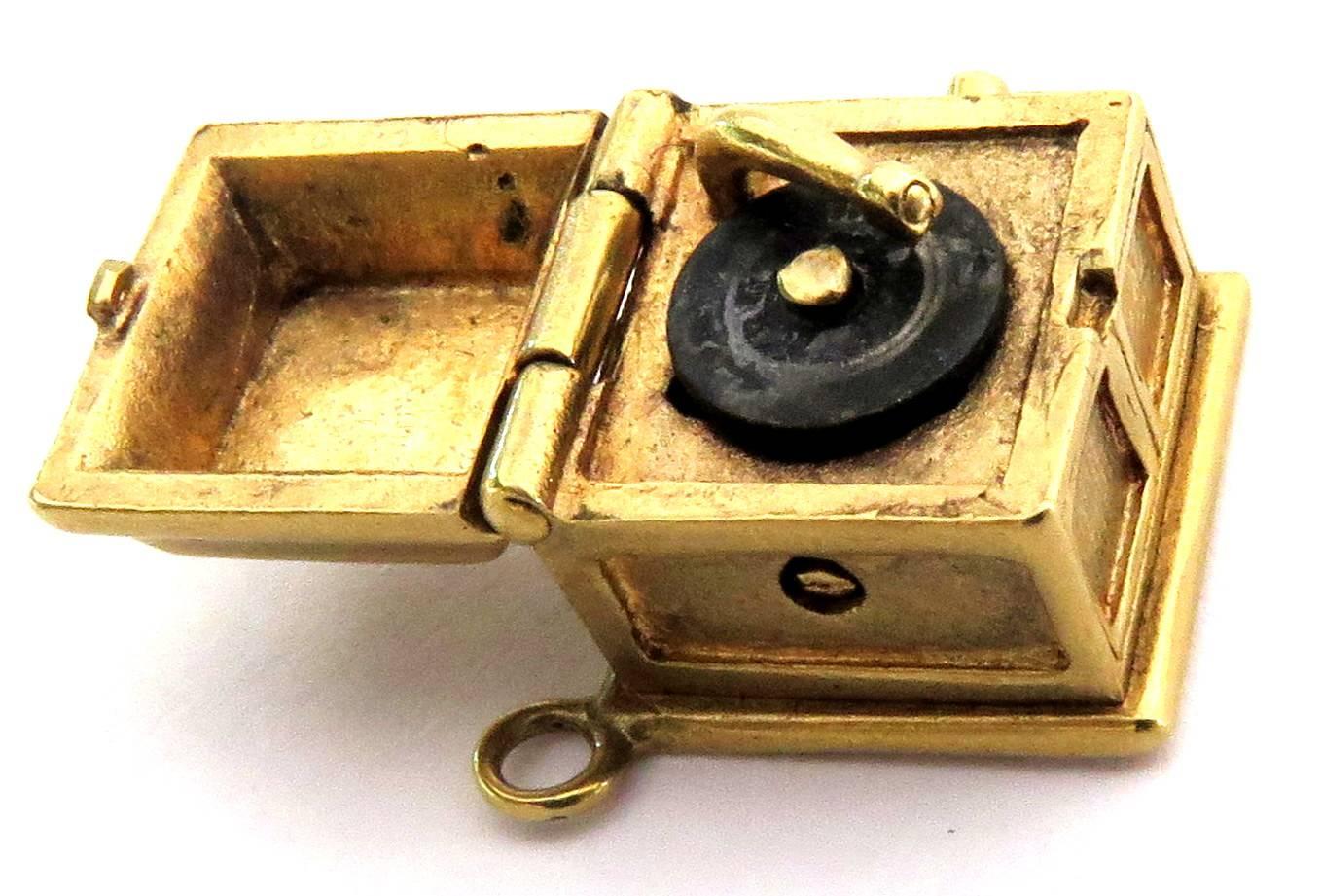 Fabulous Movable Gold Record Player Charm Pendant For Sale 4