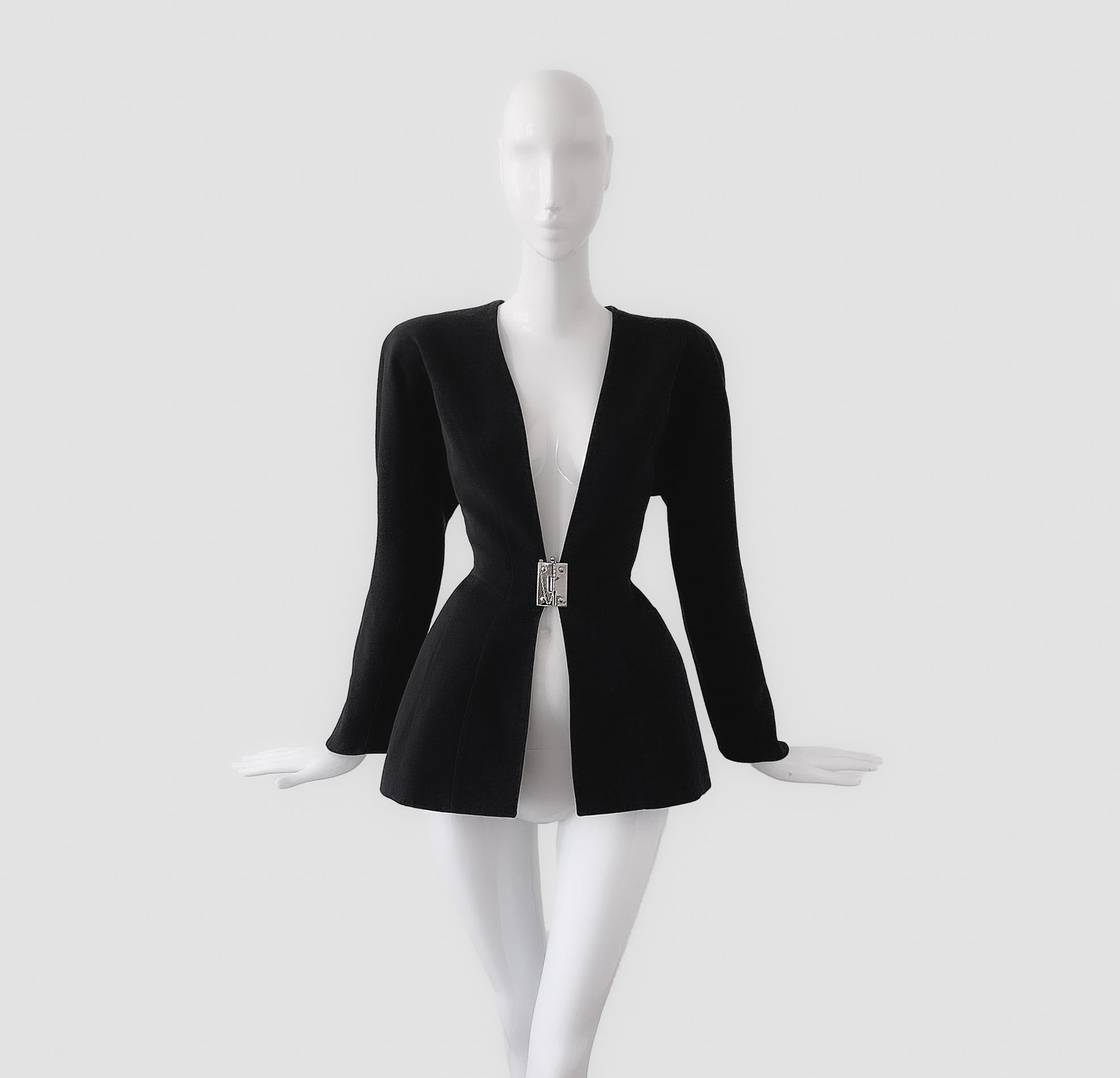 
Stunning extraordinairy MUGLER blazer. This is giving strong femme fatale & Helmut Newton photography vibes. Very rare Mugler ceration with silver metal padlock closure. Black wool jacket with deep V-neck and FABULOUS unique closure.
Typical