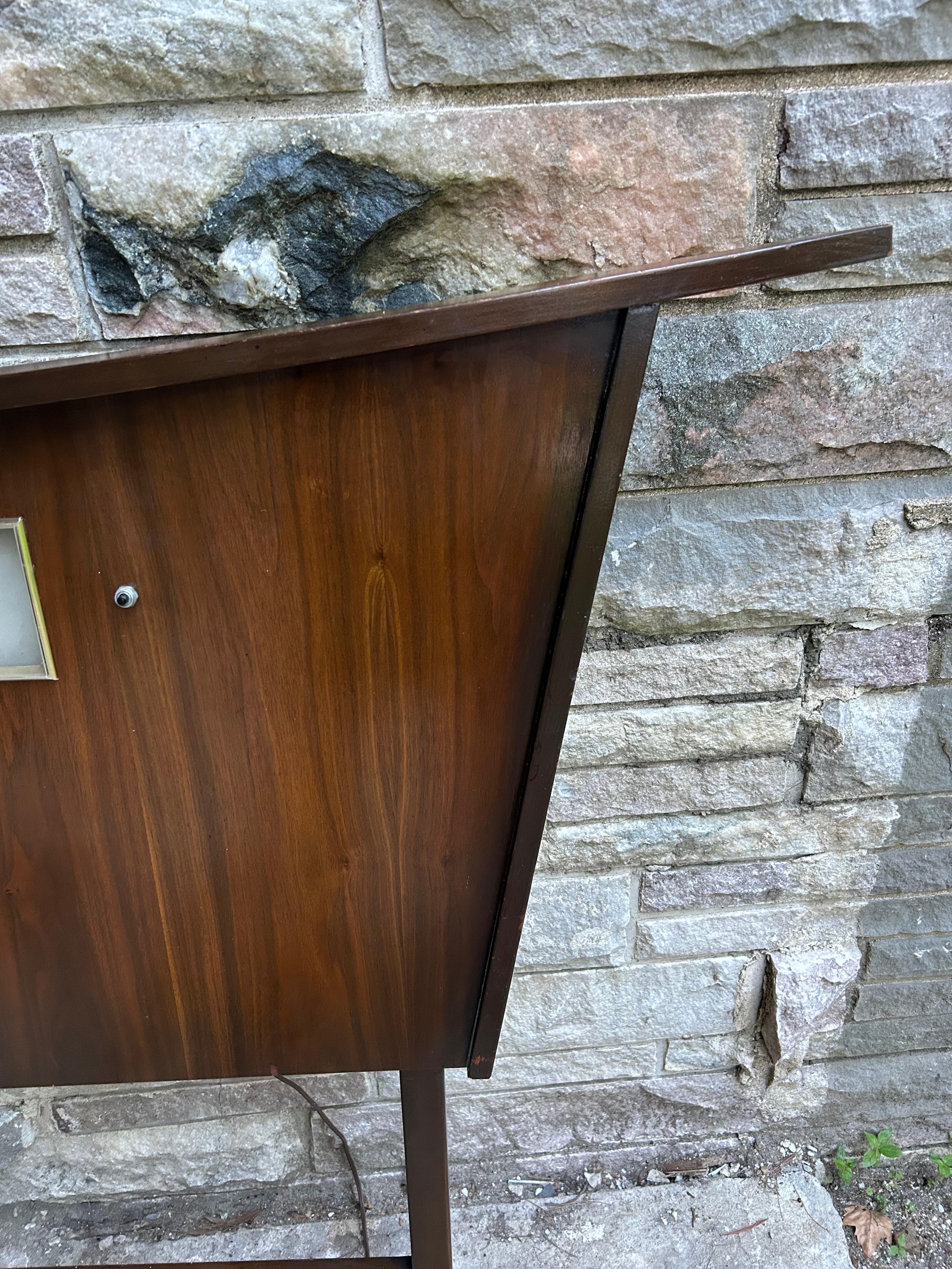Favolosa testiera illuminata in legno di noce stile Nakashima, metà del secolo scorso. in vendita 3