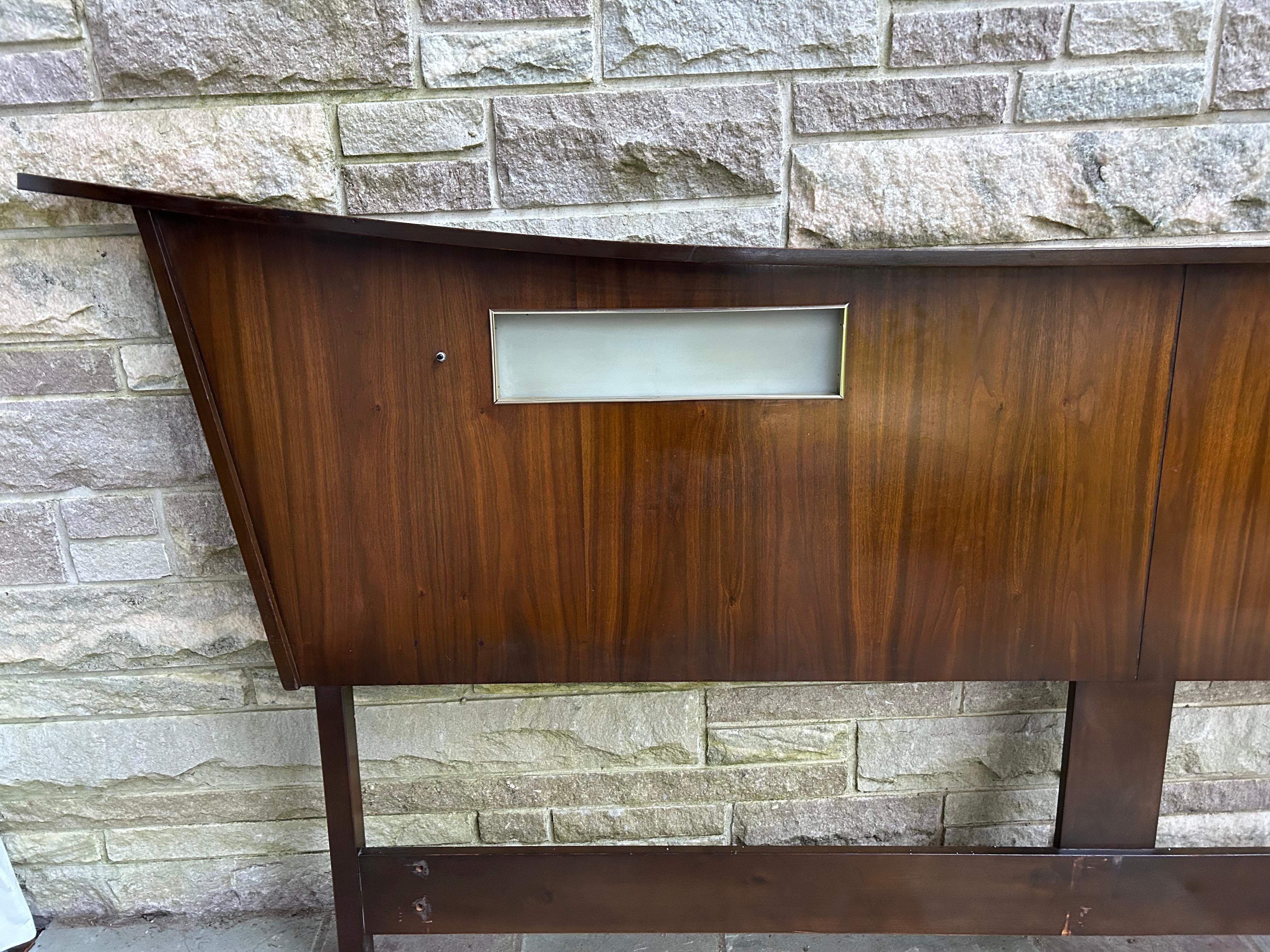 Mid-Century moderno Favolosa testiera illuminata in legno di noce stile Nakashima, metà del secolo scorso. in vendita
