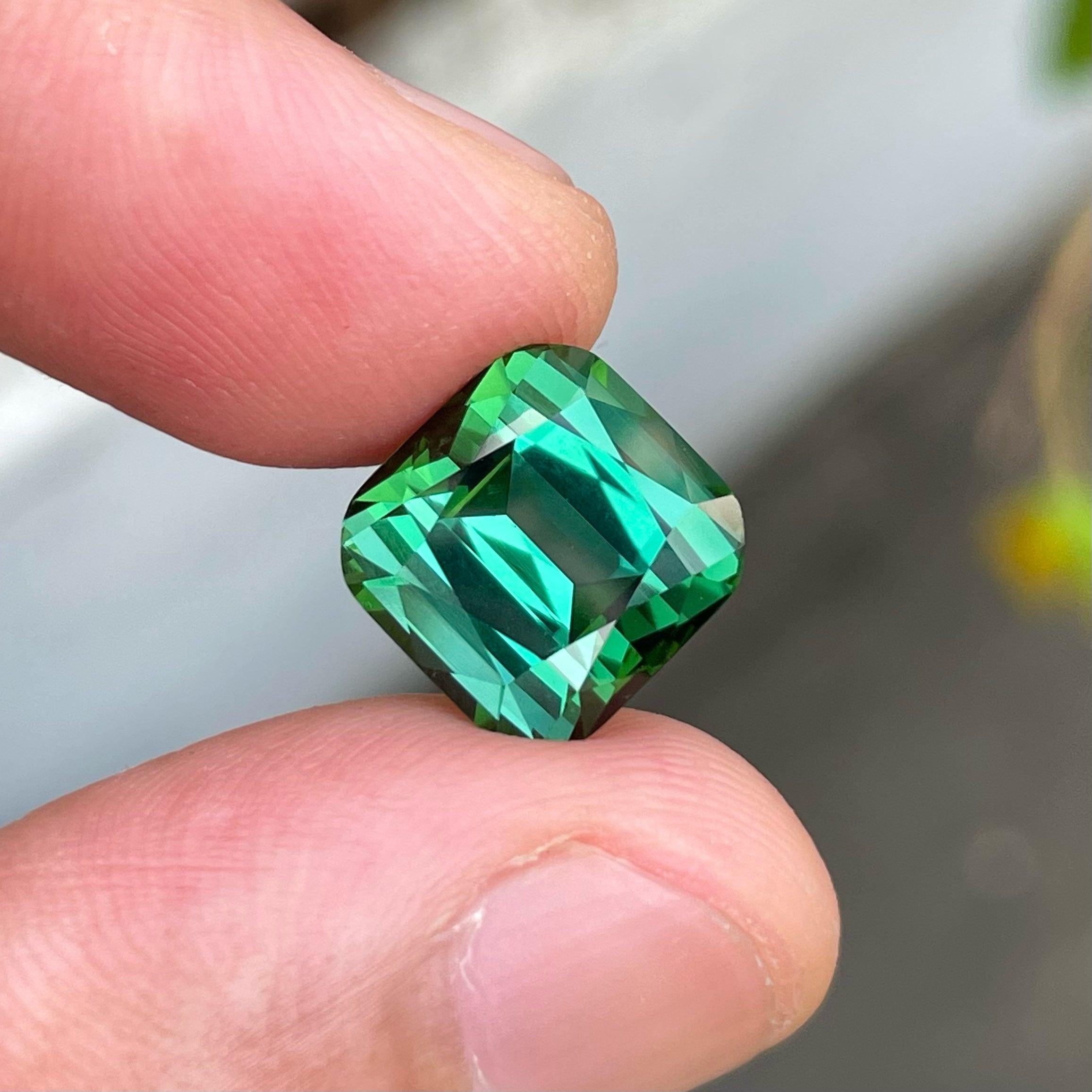 Fabulous Natural Bluish Green Turmalin Edelstein, zum Verkauf im Großhandel Preis natürliche hohe Qualität 7,20 Karat rechteckige Form aus Afghanistan.

Informationen zum Produkt:
EDELSTEIN-TYP:	Fabelhafter natürlicher bläulich grüner Turmalin