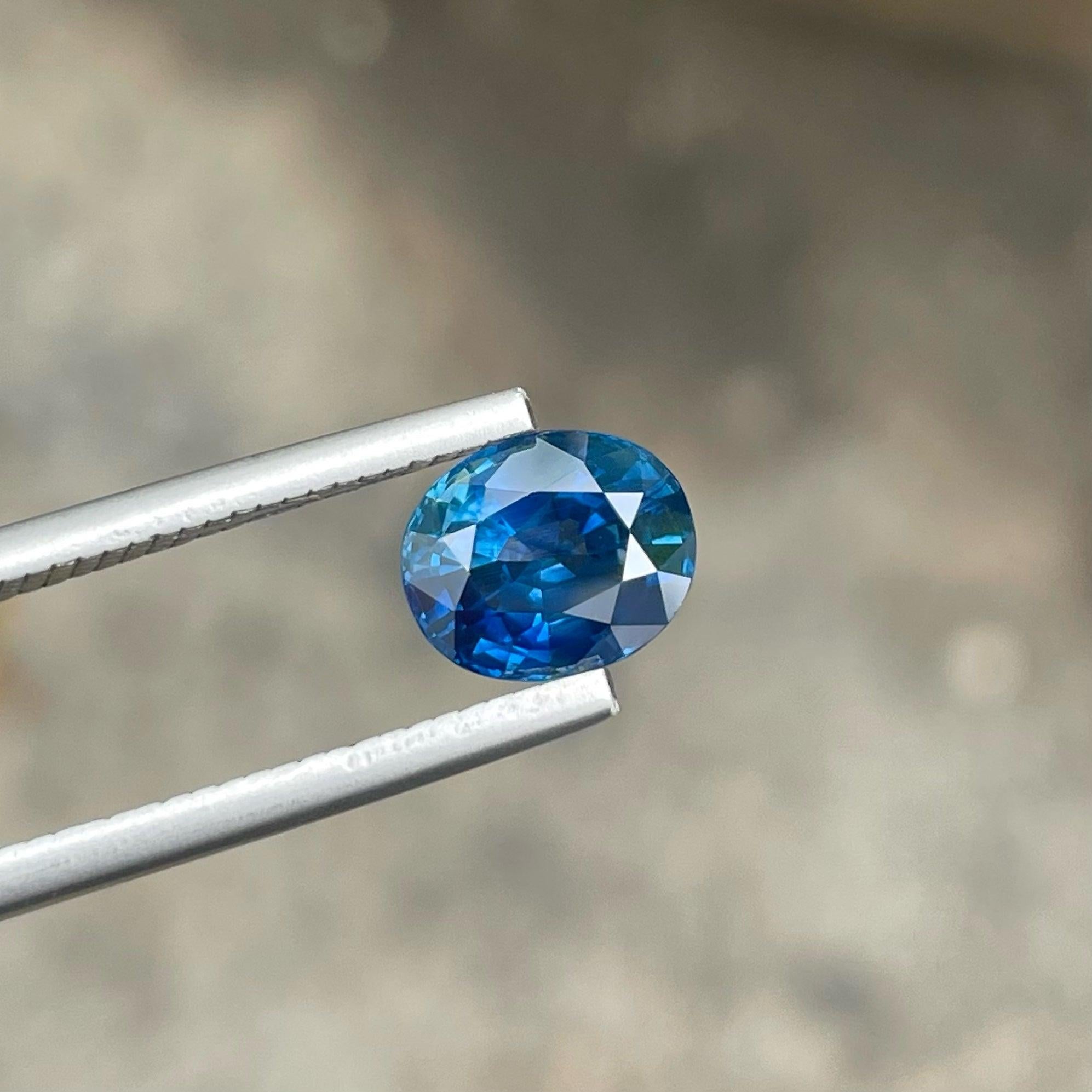 Fabuleux saphir naturel de Ceylan de 2,25 carats en provenance du Srilanka, de forme ovale, d'une incroyable couleur bleue et d'une grande brillance. Cette pierre précieuse est d'une clarté totale de VVS.

Informations sur le produit :
TYPE DE