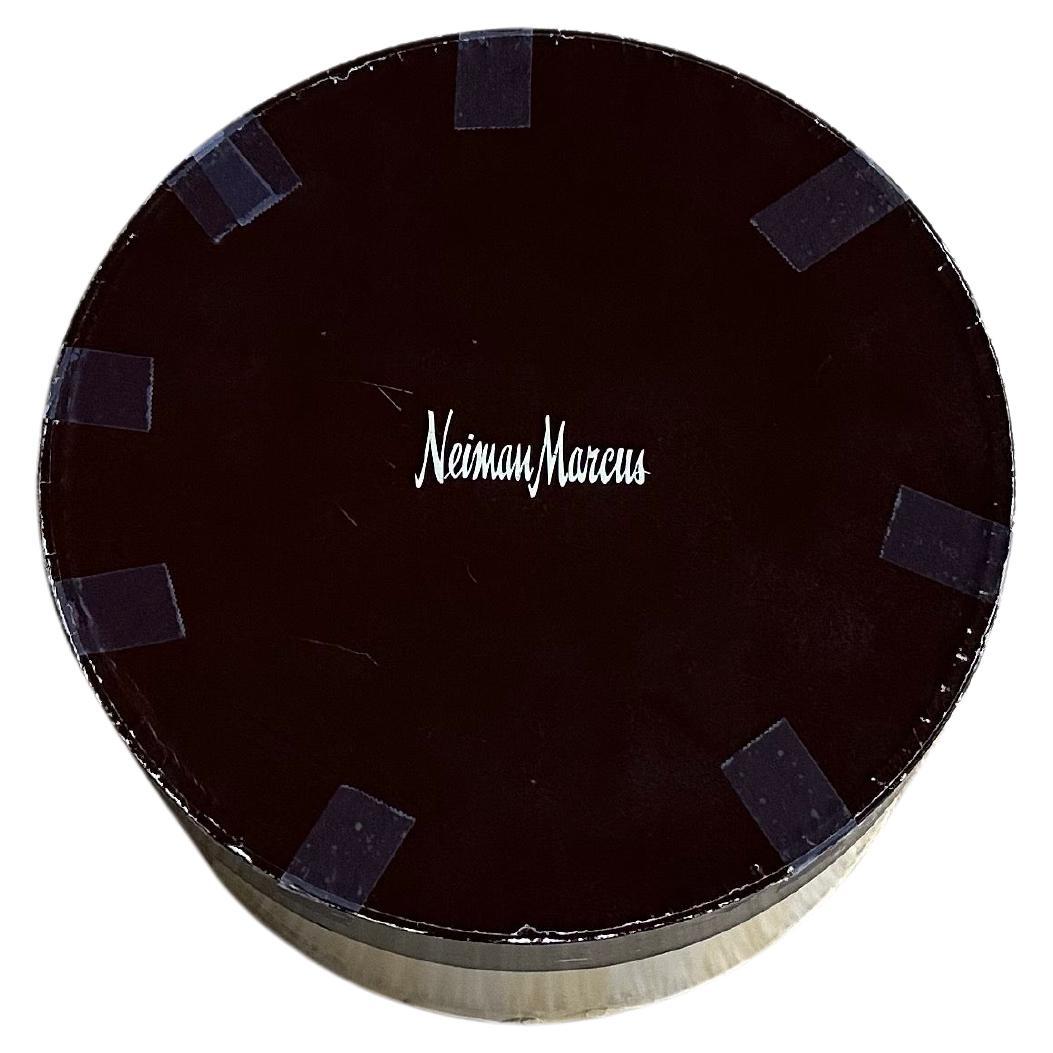 Fabuleuses assiettes décoratives Neiman Marcus Anniversary Fashion en vente 2