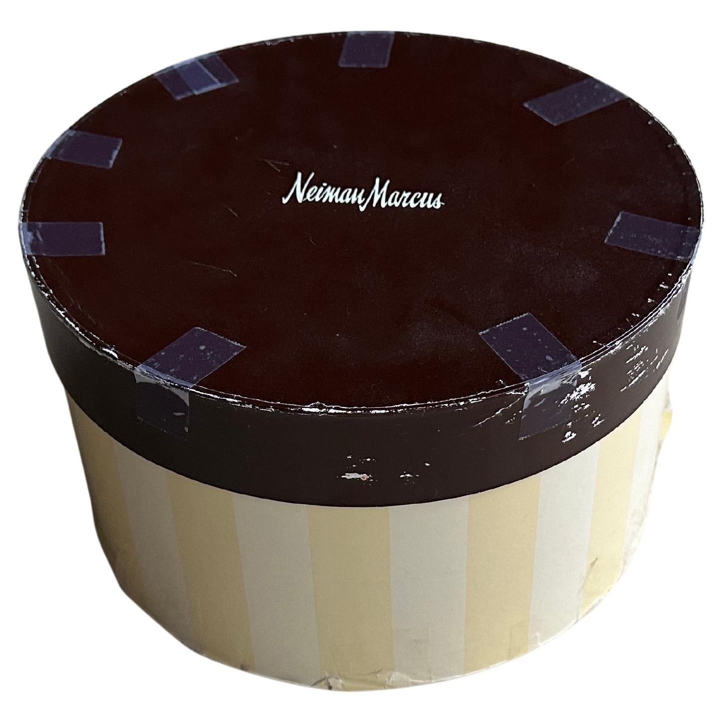 Fabuleuses assiettes décoratives Neiman Marcus Anniversary Fashion en vente 3