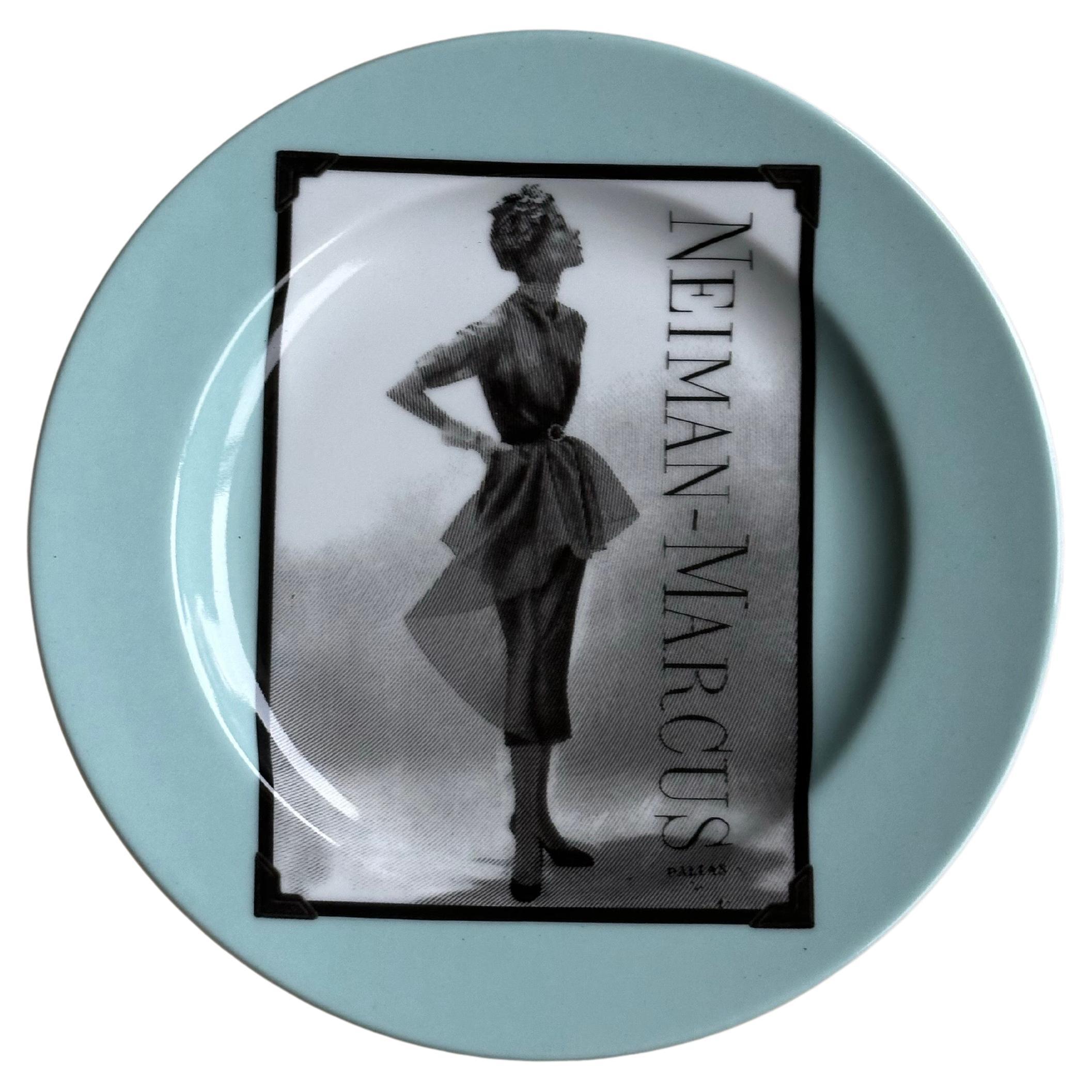 Célébrant ses 95 ans d'existence, Neiman Marcus présente des articles de mode vintage figurant dans des publicités tout au long de son histoire. Dans le style américain, Art déco et Hollywood Regency, cet ensemble de quatre assiettes commémoratives