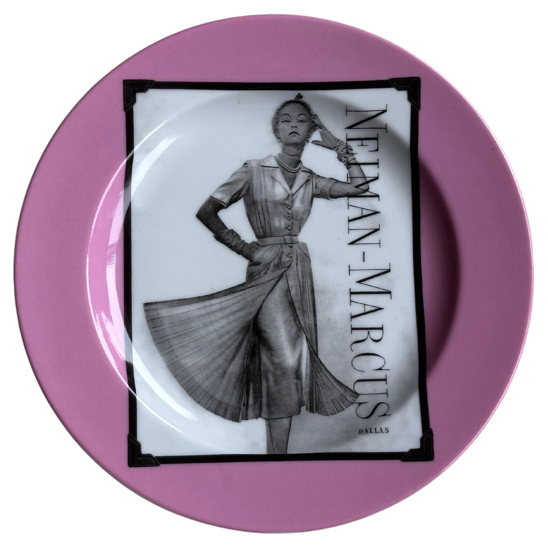 Hollywood Regency Fabuleuses assiettes décoratives Neiman Marcus Anniversary Fashion en vente