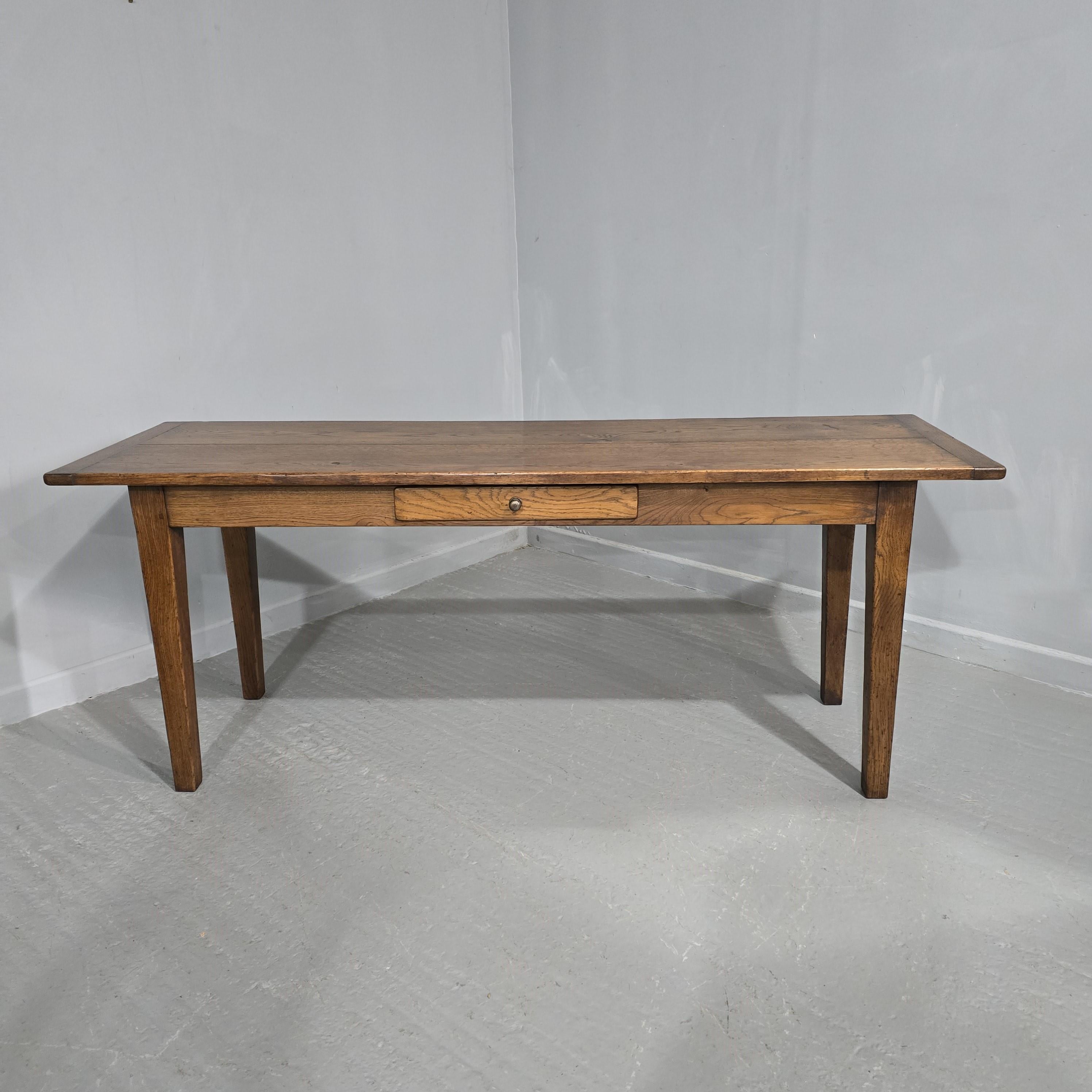 Fabuloso  mesa de comedor de cocina de granja de roble de dos tablones con un solo cajón lateral, patas cónicas, excelente color y estado, encerada y limpiada en nuestros propios talleres.

30