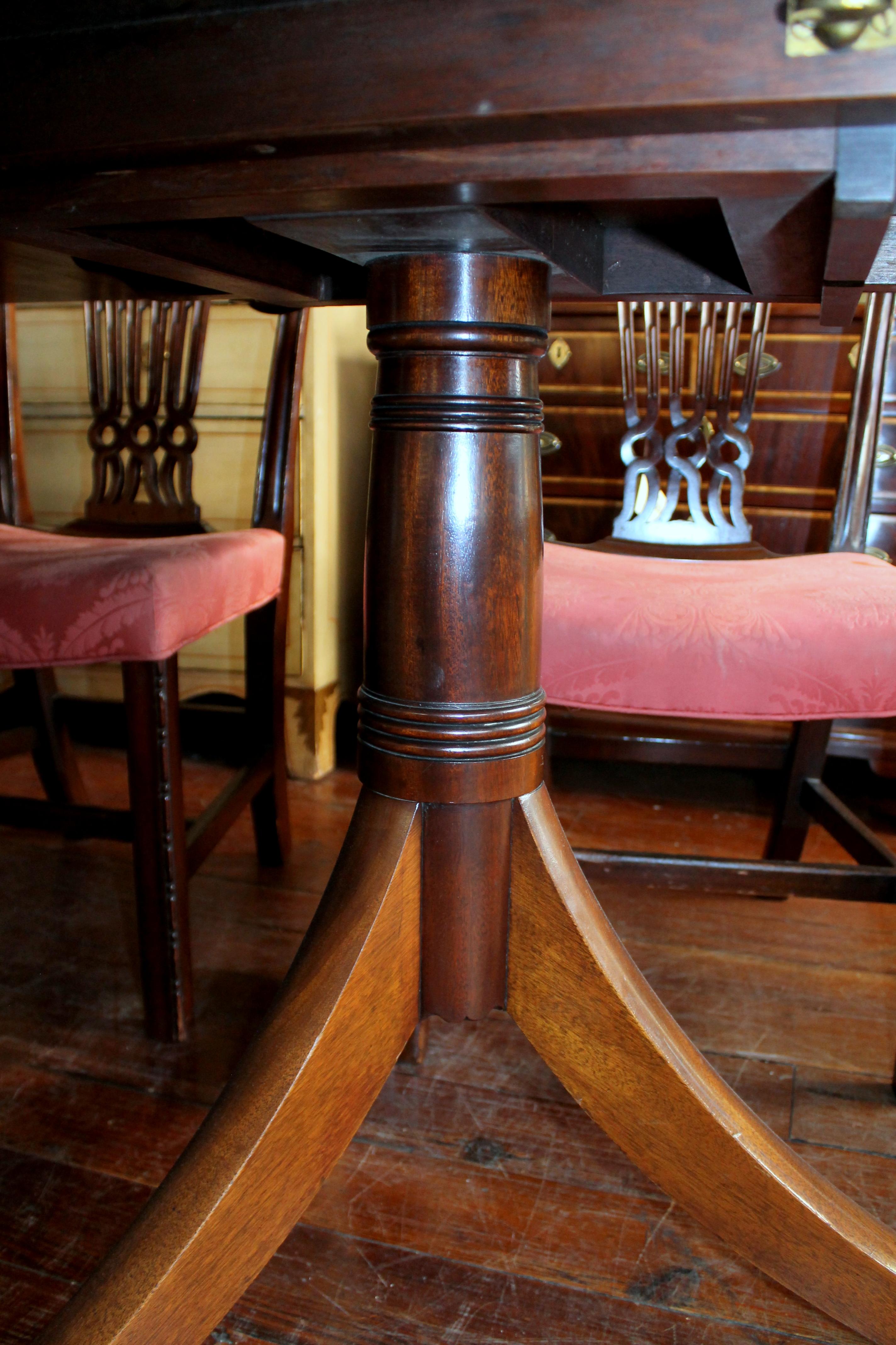 Fabulous Old English Early 20th C. Figured Mahogany Dining Table w/ Walnut Inlay 4
