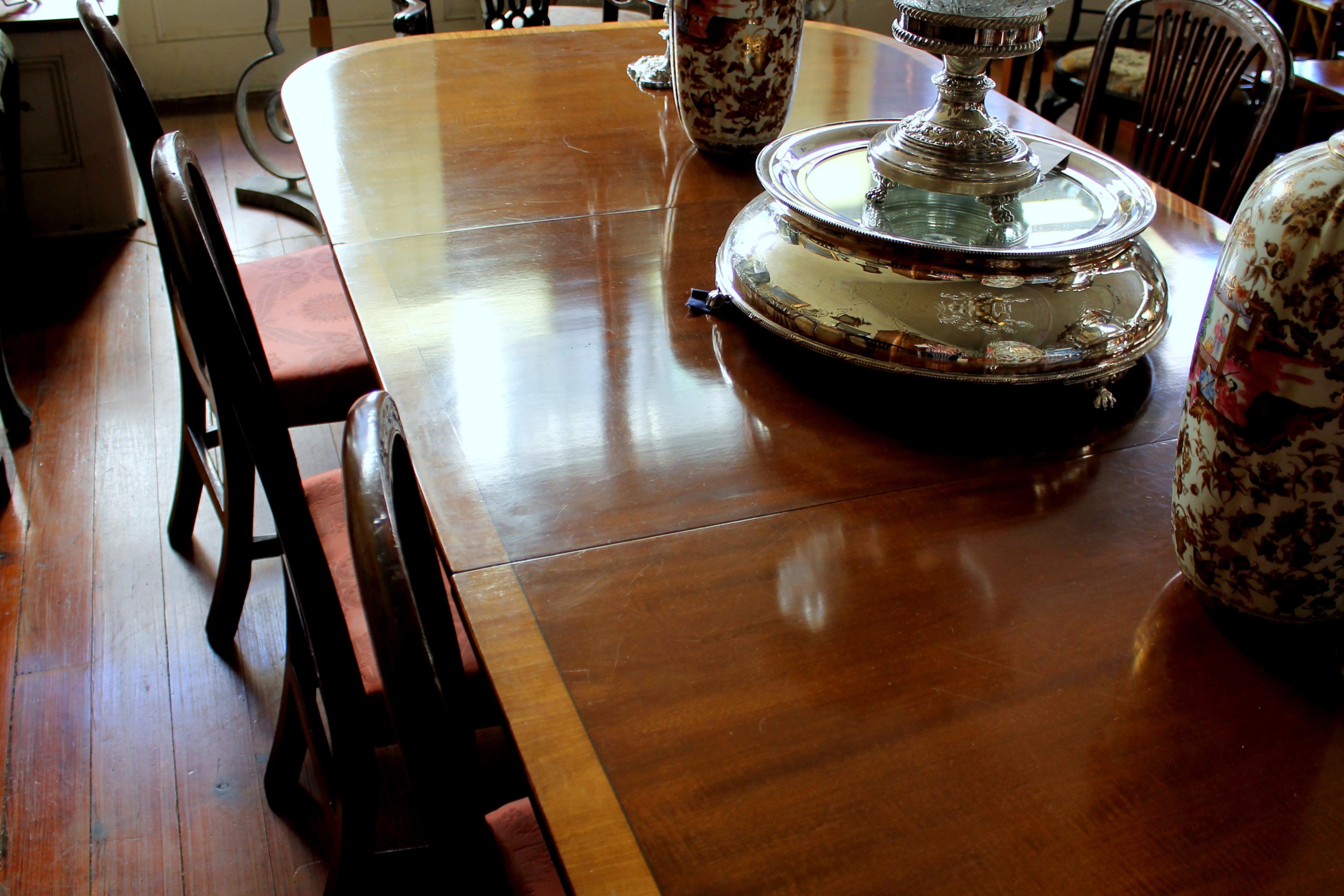 Fabulous Old English Early 20th C. Figured Mahogany Dining Table w/ Walnut Inlay 6
