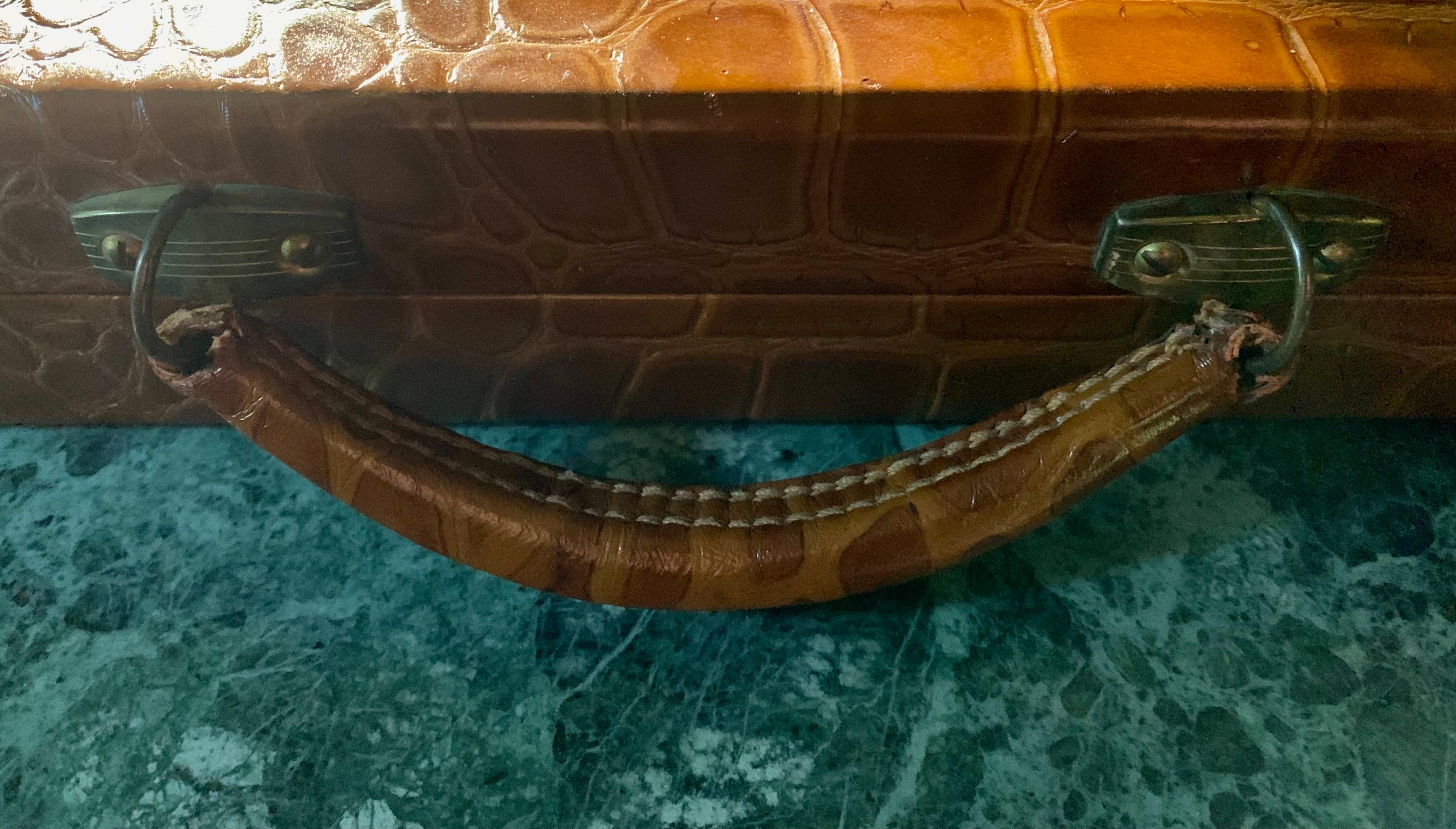 Fabuleux ensemble de backgammon surdimensionn en cuir cognac  motif d'alligator vintage 13