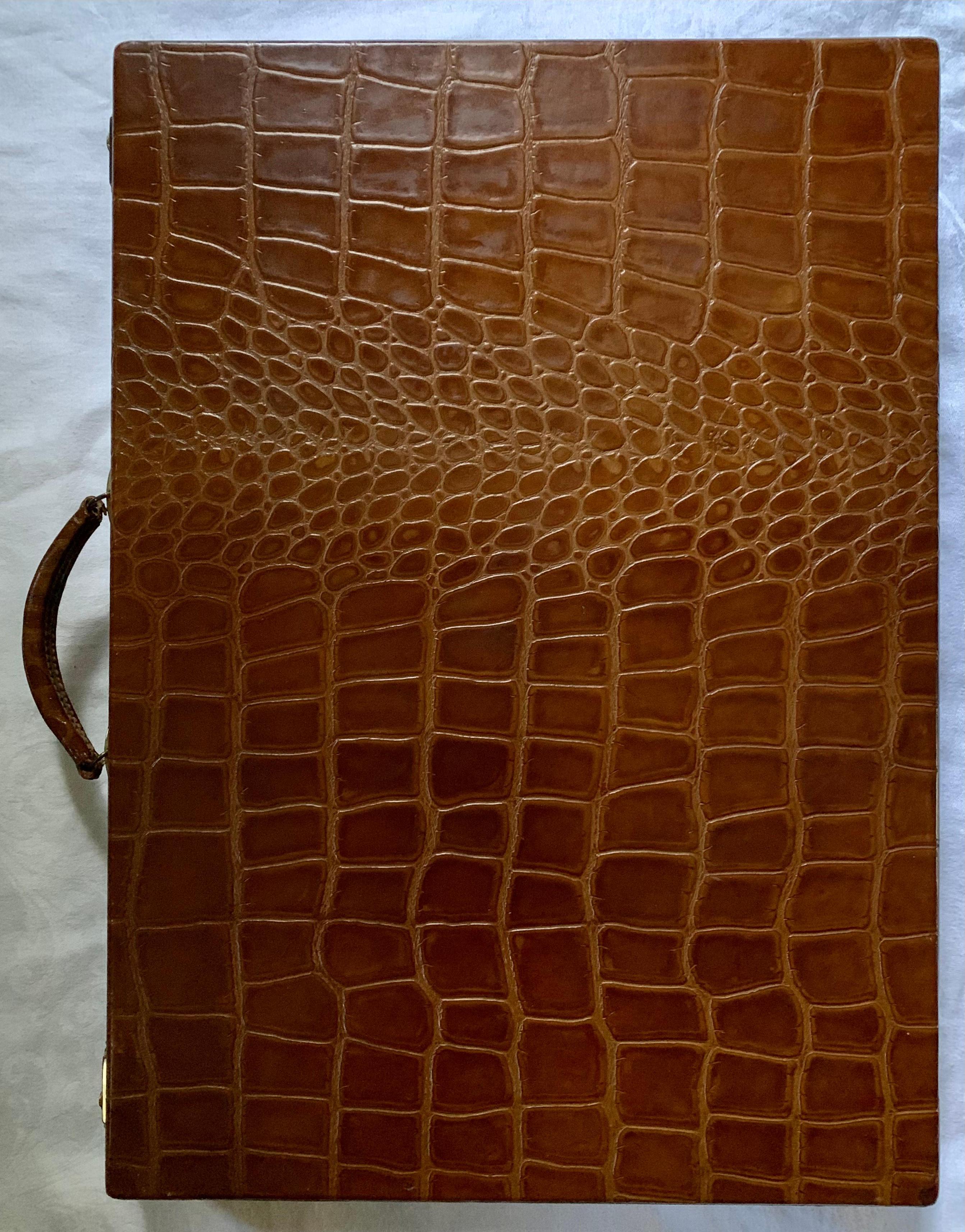 Fabuleux ensemble de backgammon surdimensionn en cuir cognac  motif d'alligator vintage Bon état à New York, NY