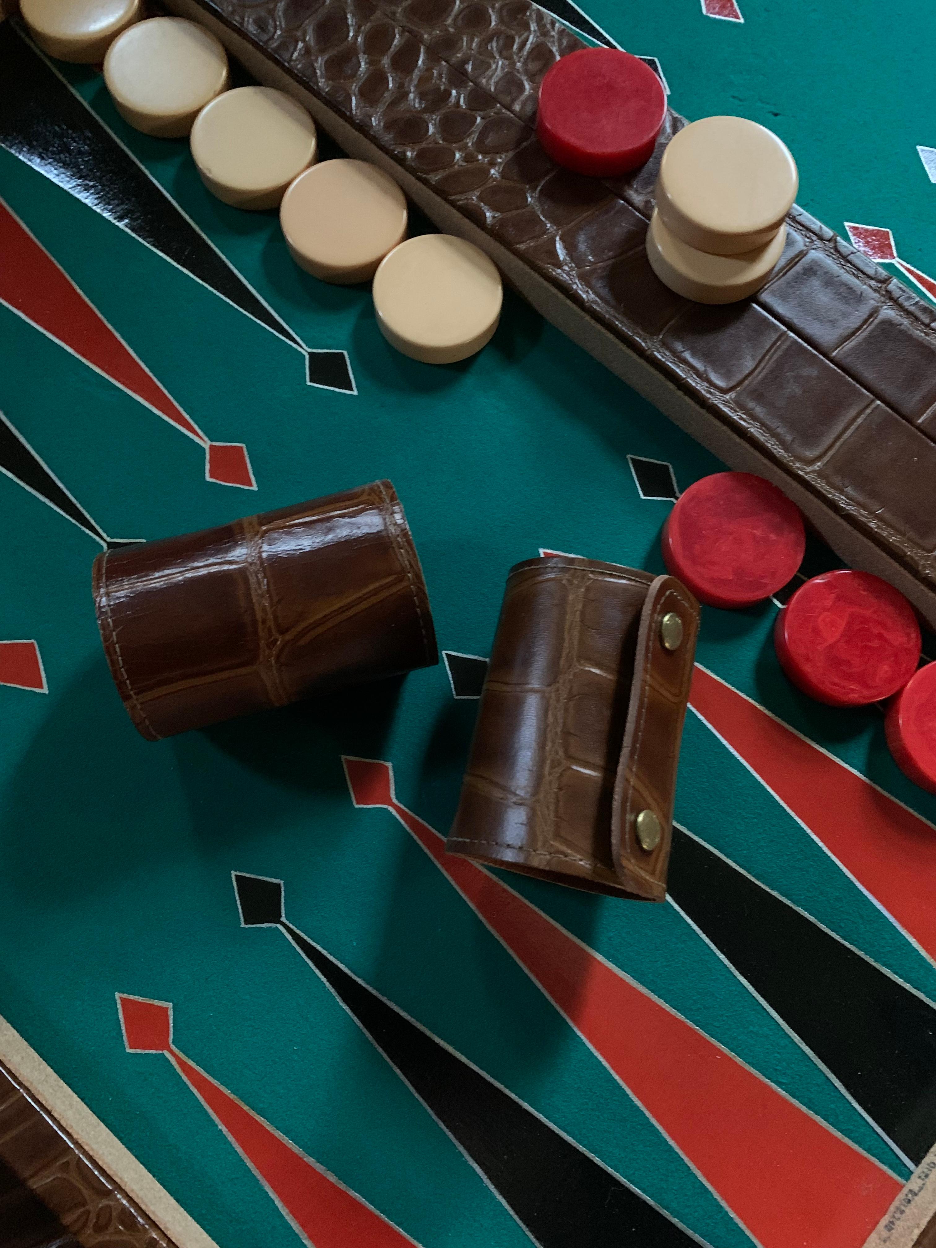 20ième siècle Fabuleux ensemble de backgammon surdimensionn en cuir cognac  motif d'alligator vintage