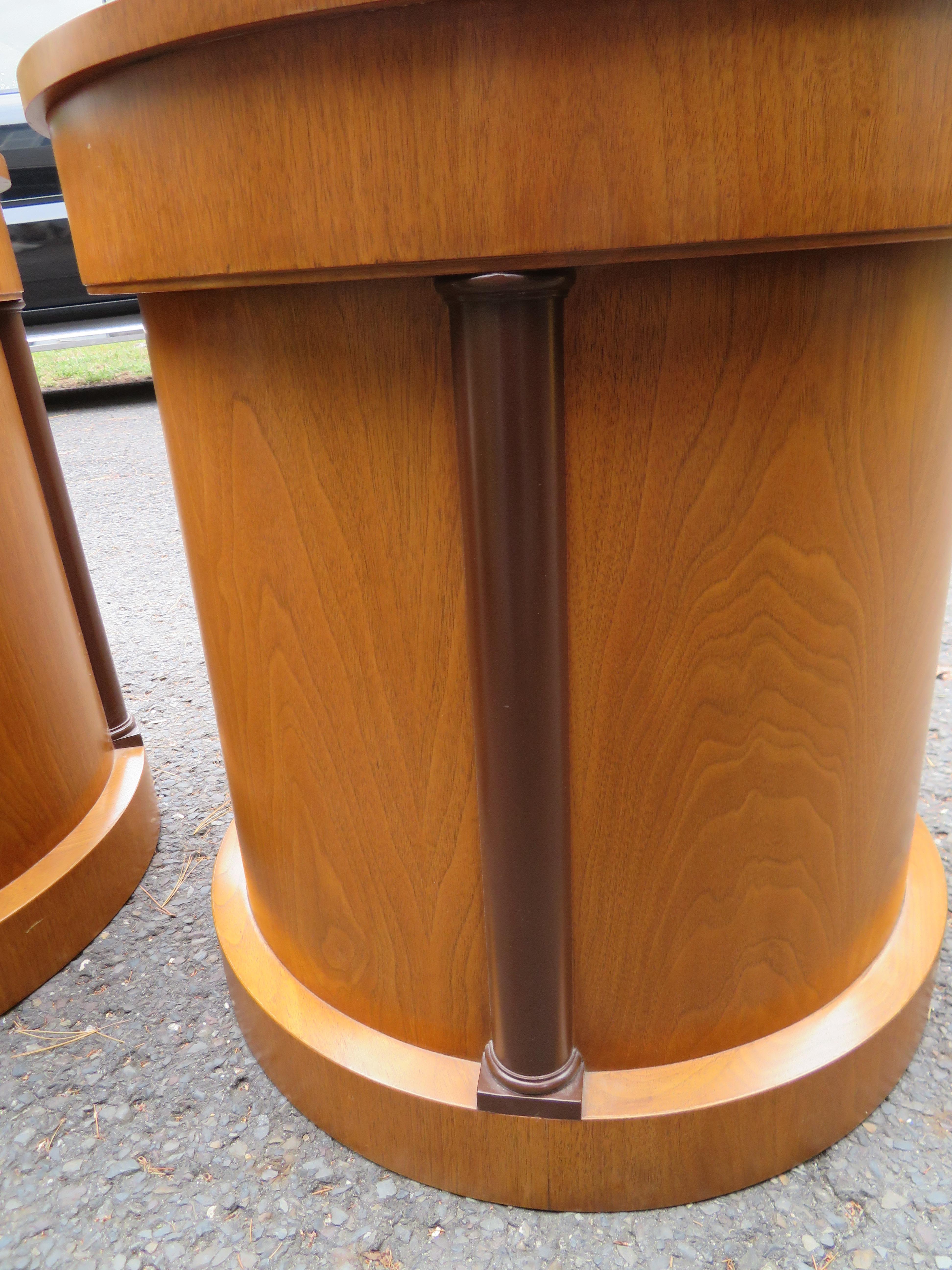 Fabuleuse paire de tables de nuit néoclassiques Baker cylindriques rondes à tambour de chevet en vente 4