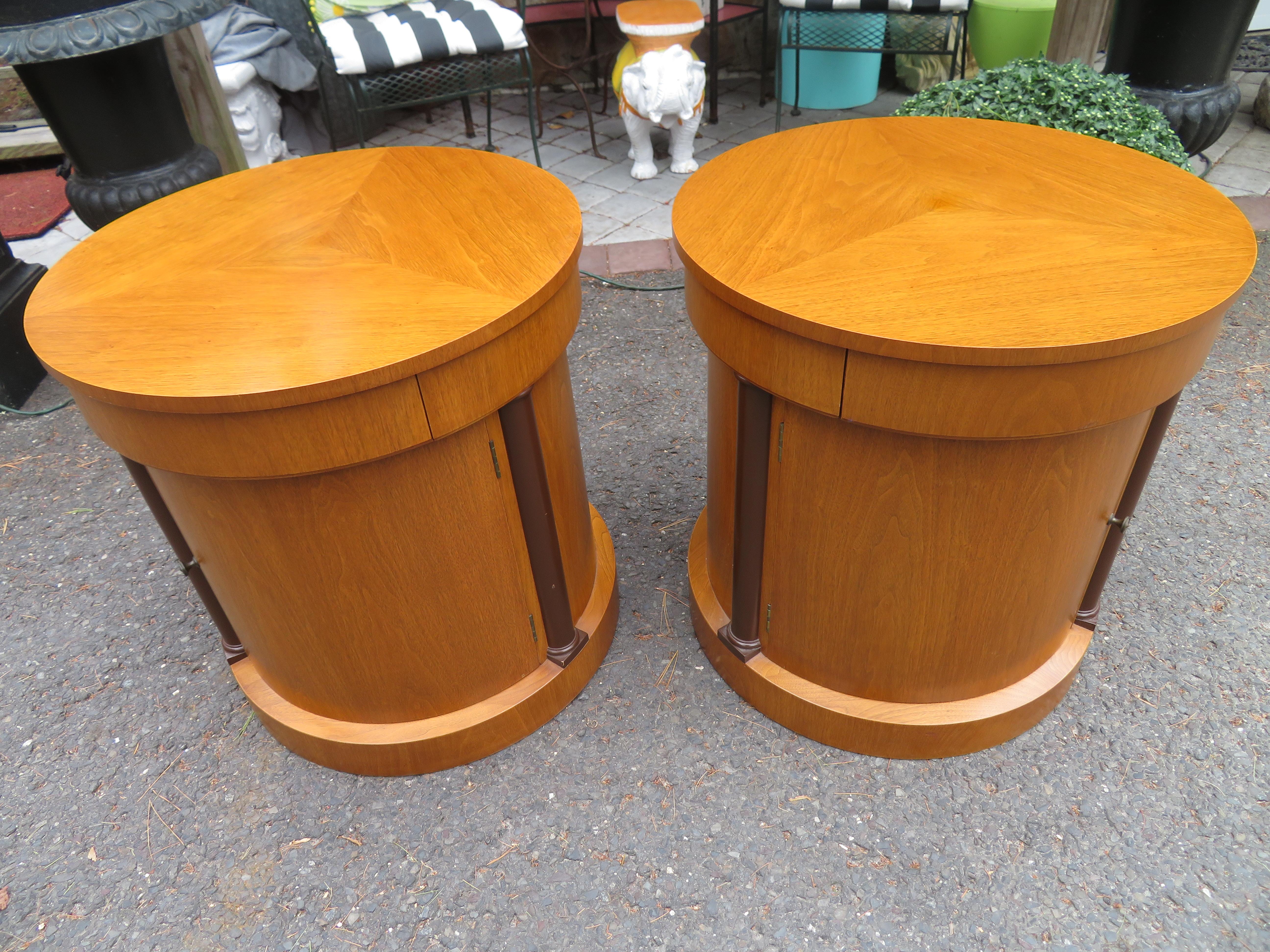 Fabuleuse paire de tables de nuit néoclassiques Baker cylindriques rondes à tambour de chevet en vente 7