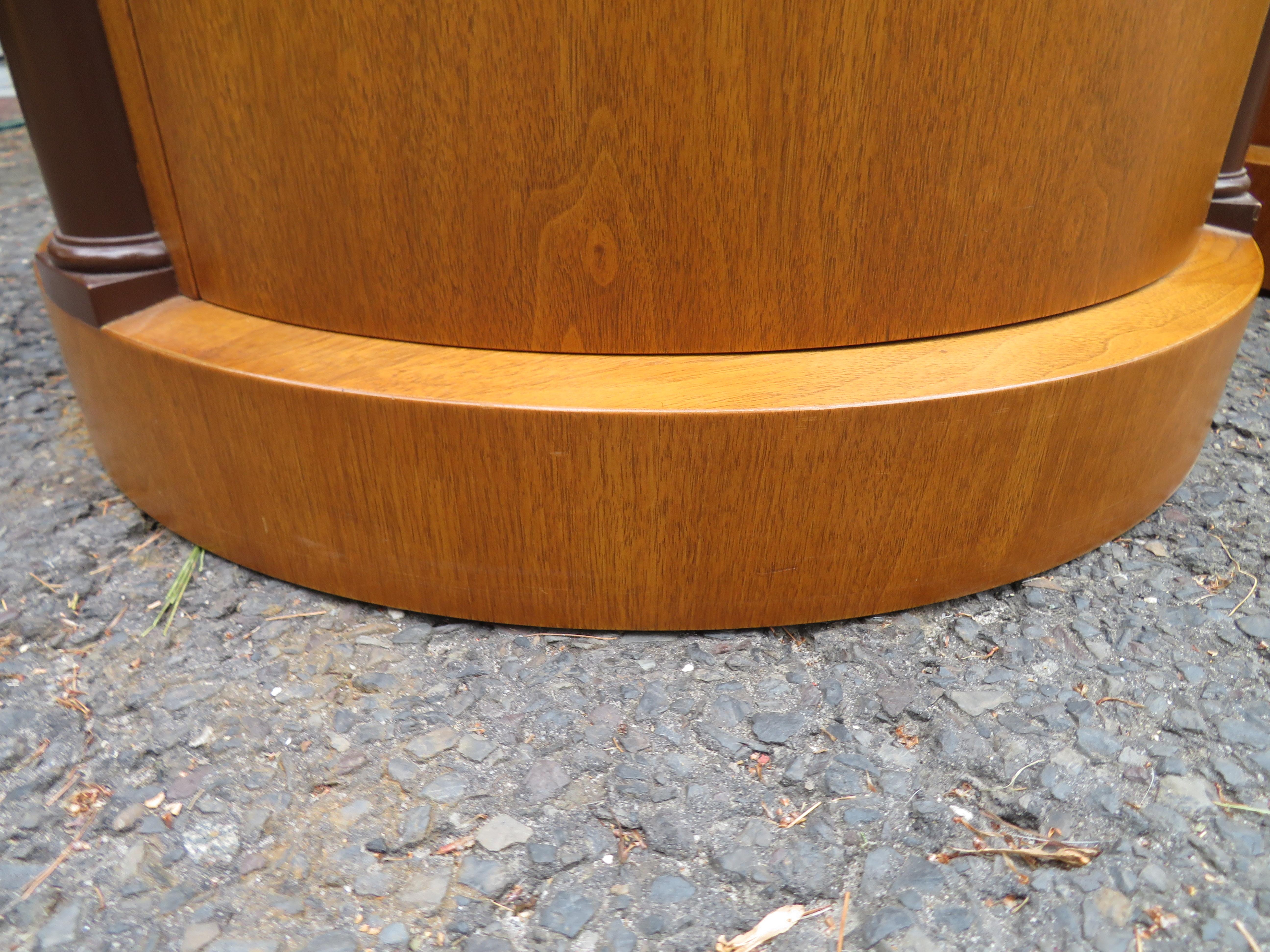 Fabuleuse paire de tables de nuit néoclassiques Baker cylindriques rondes à tambour de chevet en vente 11