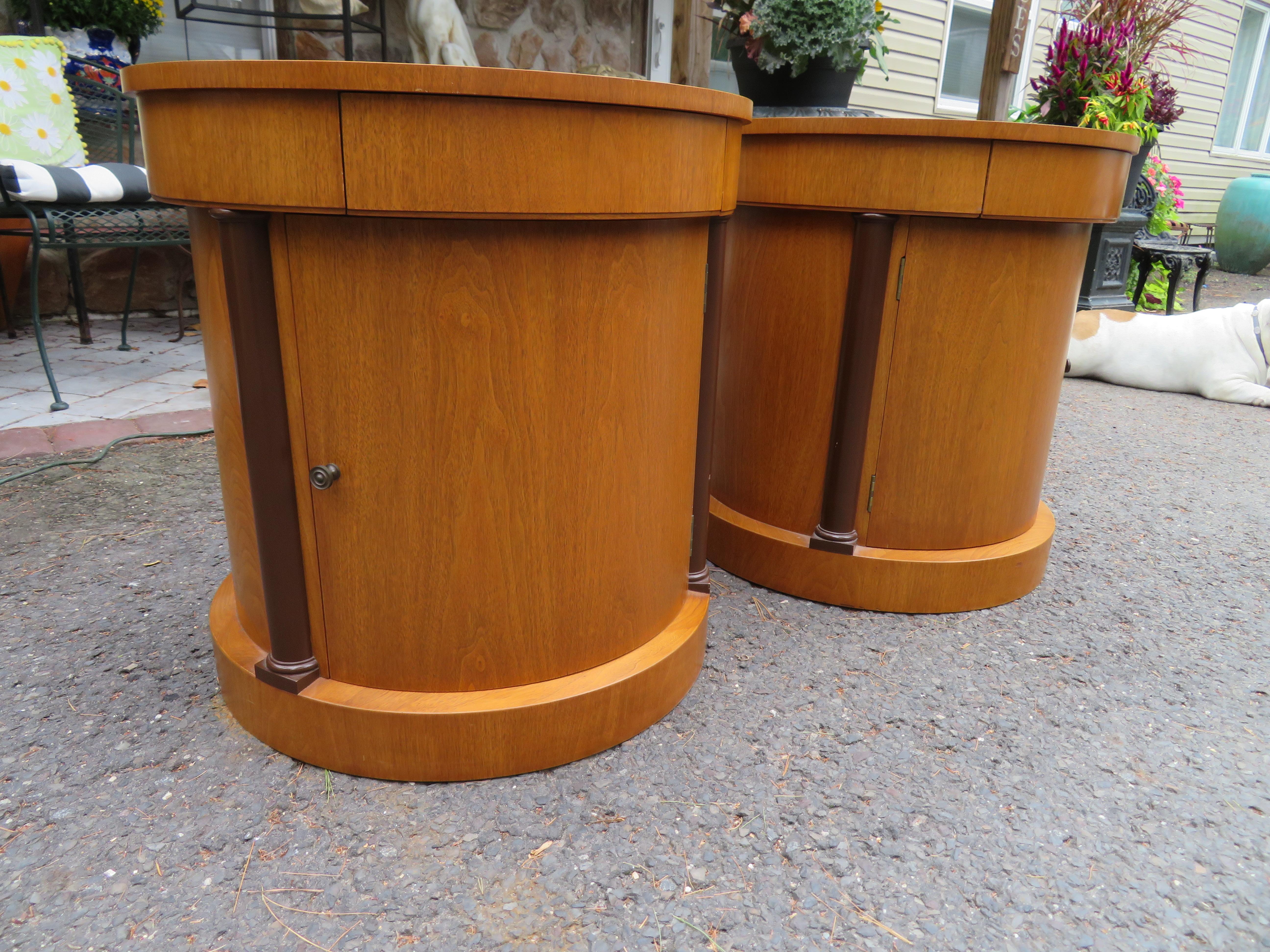 Fabuleuse paire de tables de nuit néoclassiques Baker cylindriques rondes à tambour de chevet en vente 12