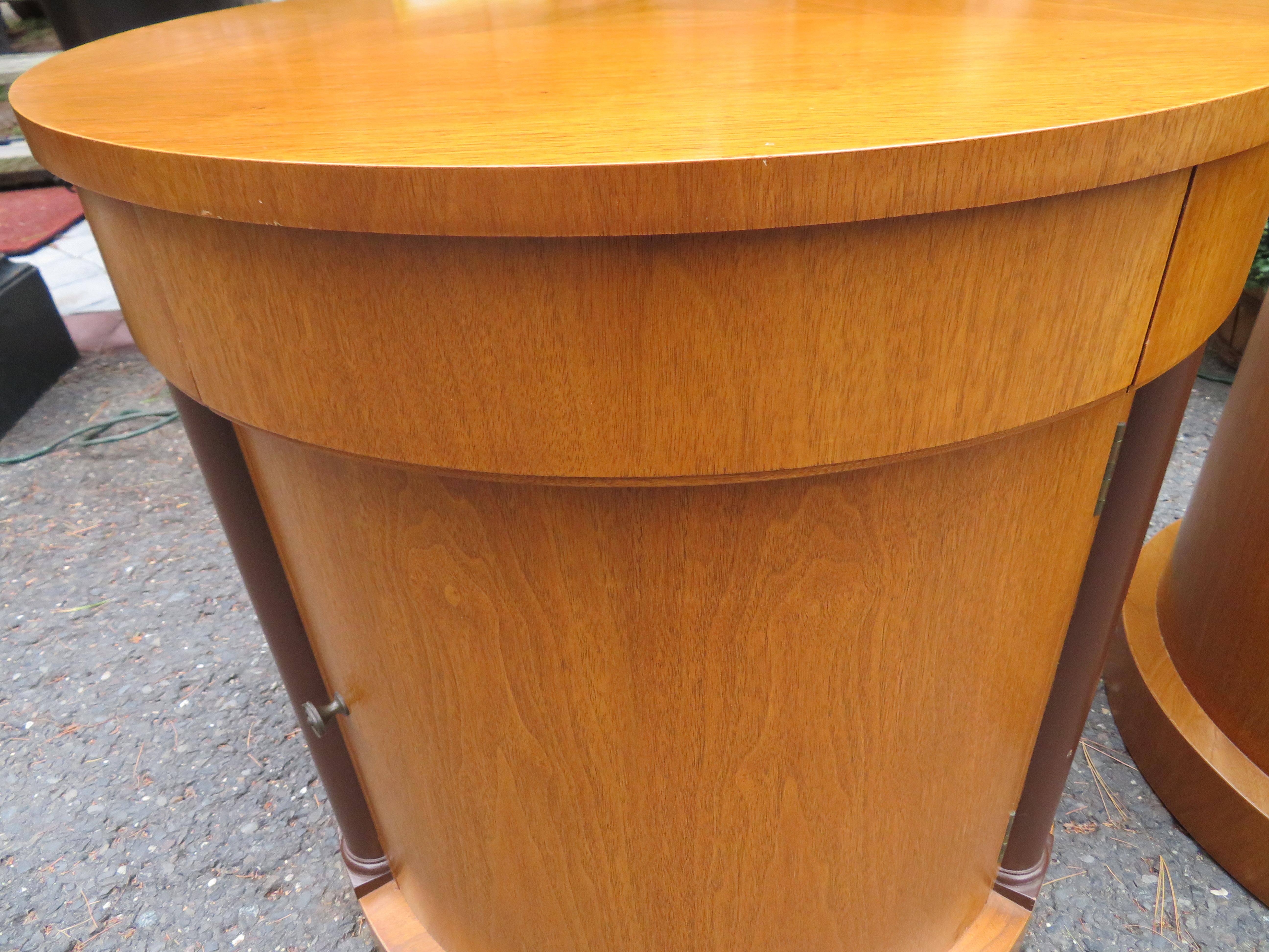 Fabulous Pair Baker Neoclassical Cylindrical Round Drum End Table Night Stand In Good Condition For Sale In Pemberton, NJ