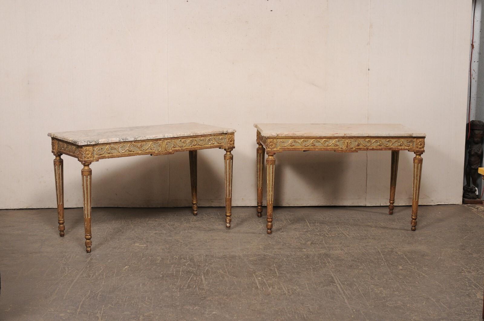 Paire de consoles italiennes en bois sculpté, avec leur plateau en marbre d'origine, du début du 20e siècle. Ces tables anciennes d'Italie ont chacune un plateau de marbre de forme rectangulaire avec des coins carrés projetés, surmontant un tablier