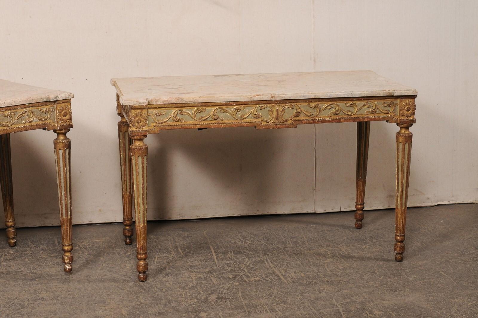 20ième siècle Fabuleuse paire de tables consoles italiennes sculptées avec plateaux en marbre d'origine, début du C.I.C. en vente