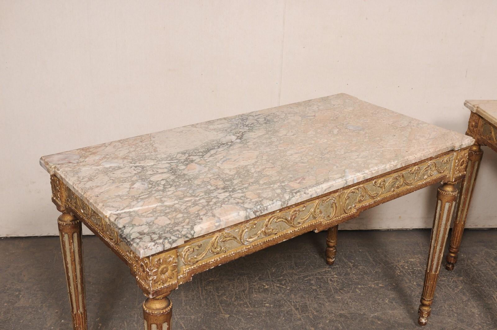 Marbre Fabuleuse paire de tables consoles italiennes sculptées avec plateaux en marbre d'origine, début du C.I.C. en vente