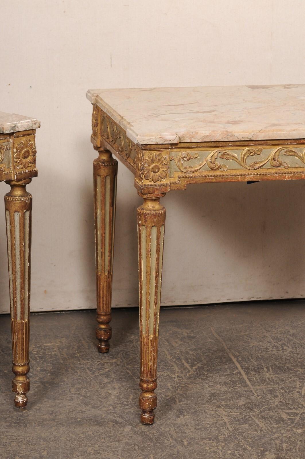 Fabuleuse paire de tables consoles italiennes sculptées avec plateaux en marbre d'origine, début du C.I.C. en vente 3