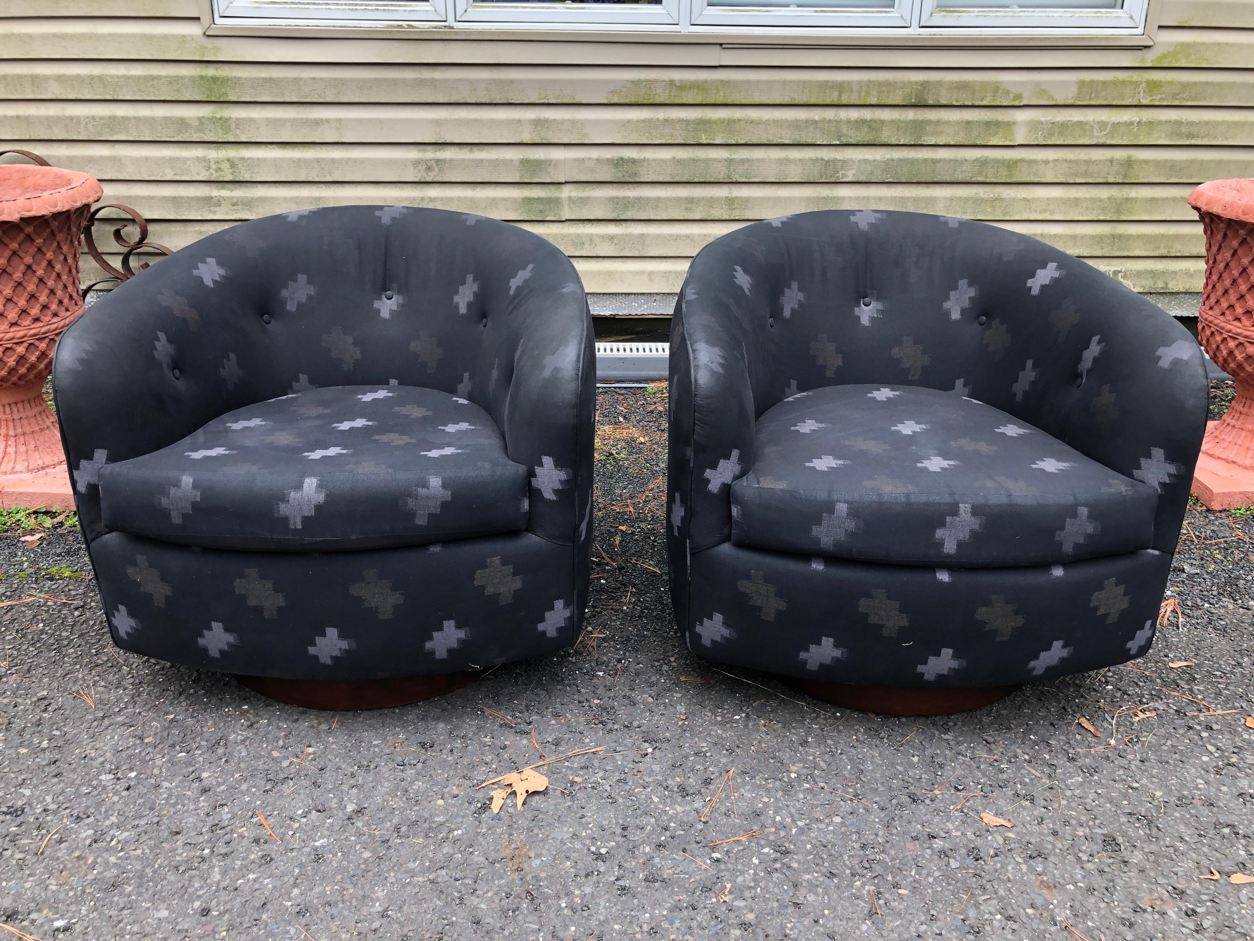 Fabelhaftes Paar Milo Baughman für Thayer Coggin drehbare Rocker Lounge Stühle.  Dieses Paar muss neu gepolstert werden, aber das ist es doch, was ihr Designer wollt, oder?  Sie schwingen und schaukeln und sind sehr bequem. Sie messen 26 