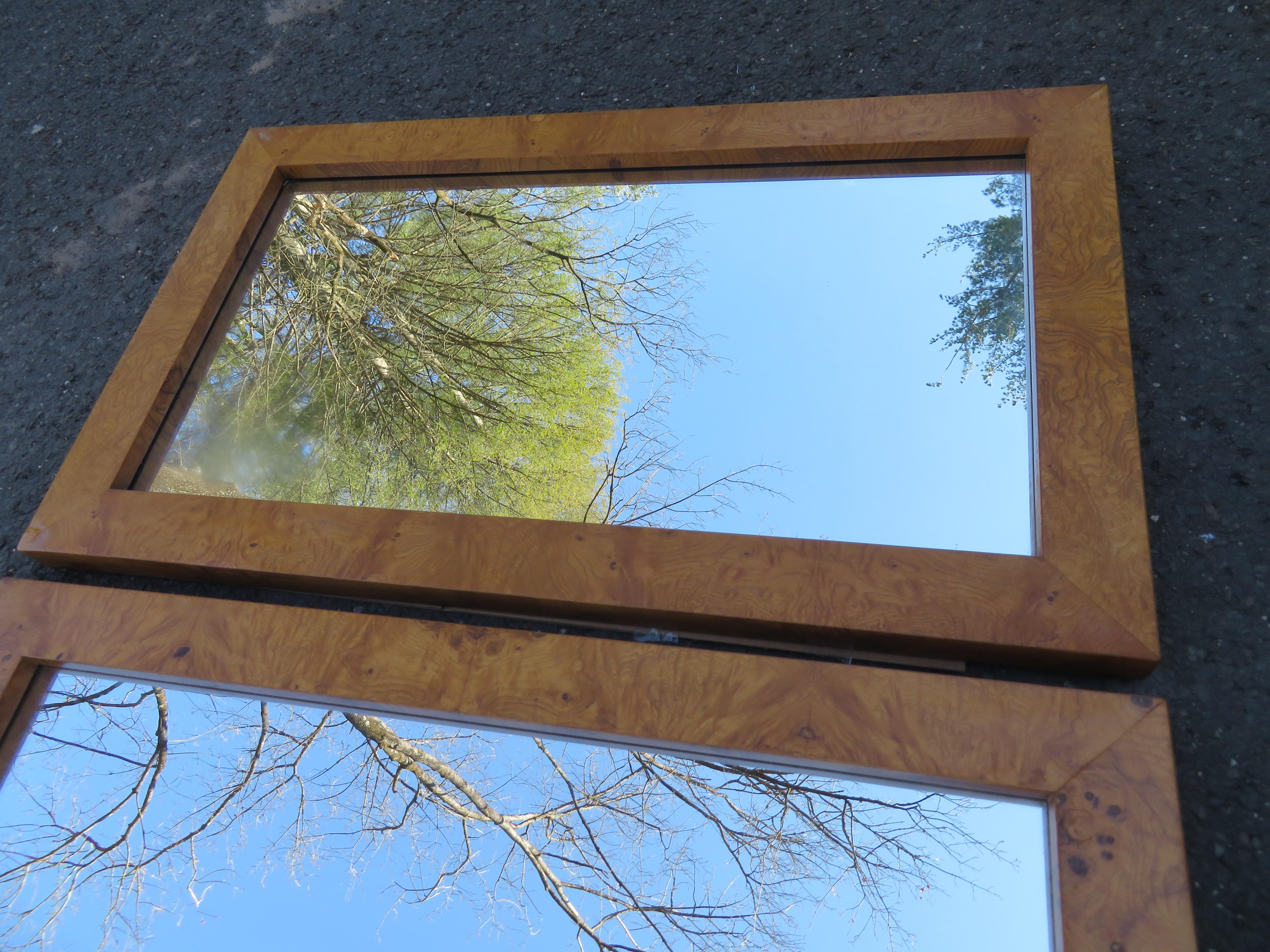 Rare paire de miroirs en bois de ronce de Milo Baughman pour Thayer. Il est déjà fabuleux d'avoir un de ces miroirs, mais avoir une paire assortie est encore plus fabuleux. Ils mesurent 48