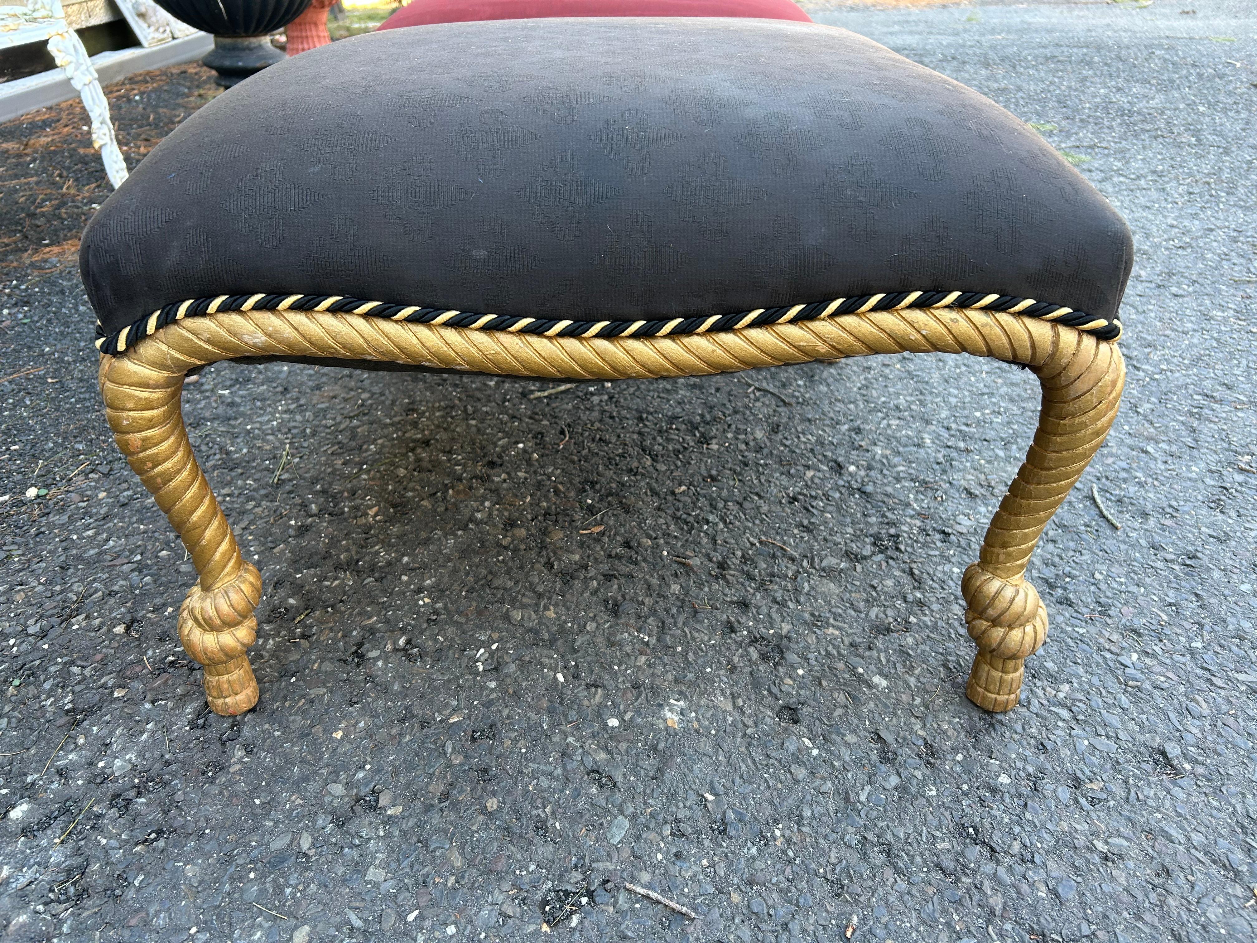Favolosa coppia di ottomane con corda e nappe dorate in stile Napoleone III Hollywood Regency in vendita 5