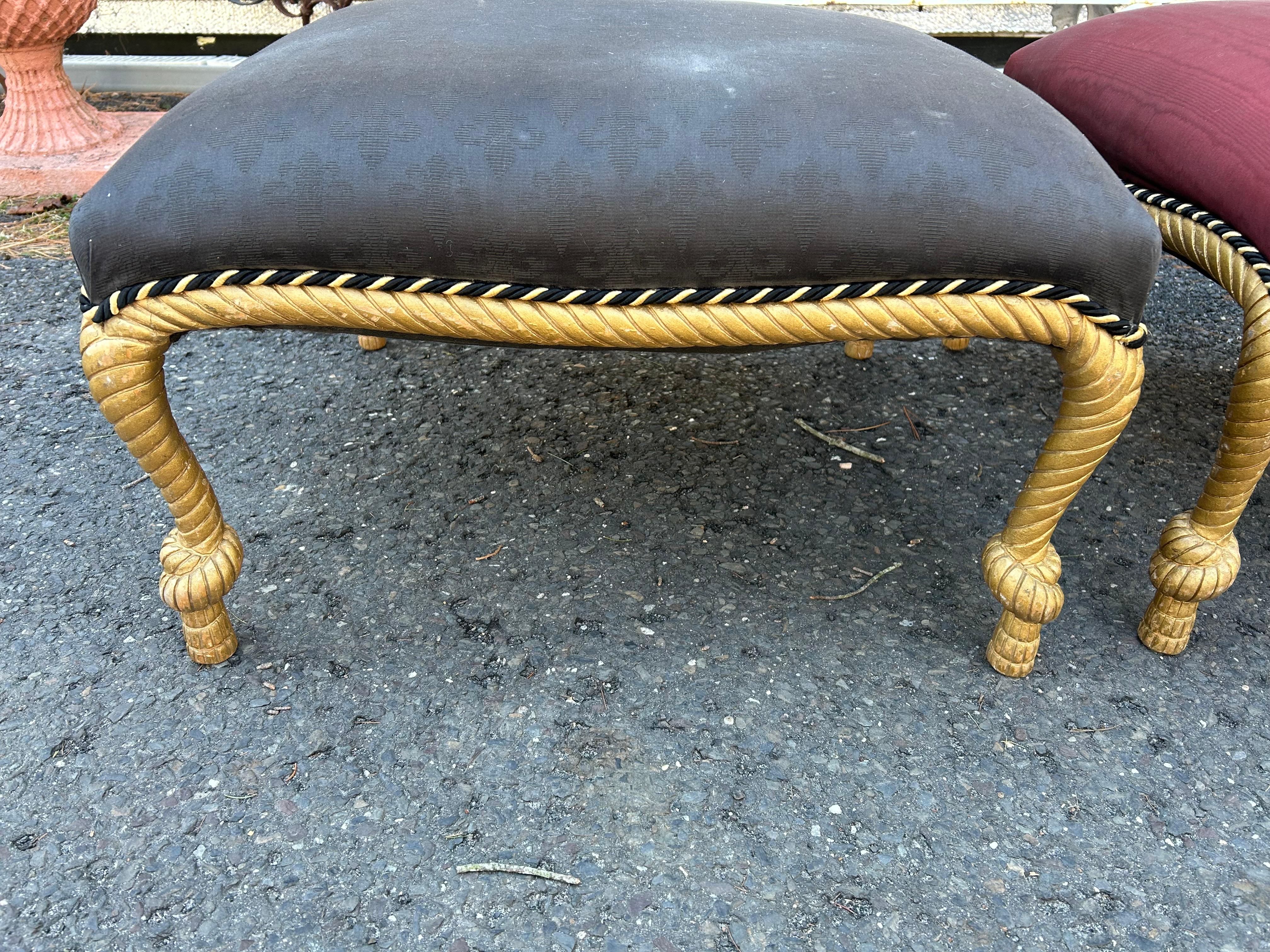Favolosa coppia di ottomane con corda e nappe dorate in stile Napoleone III Hollywood Regency in vendita 7