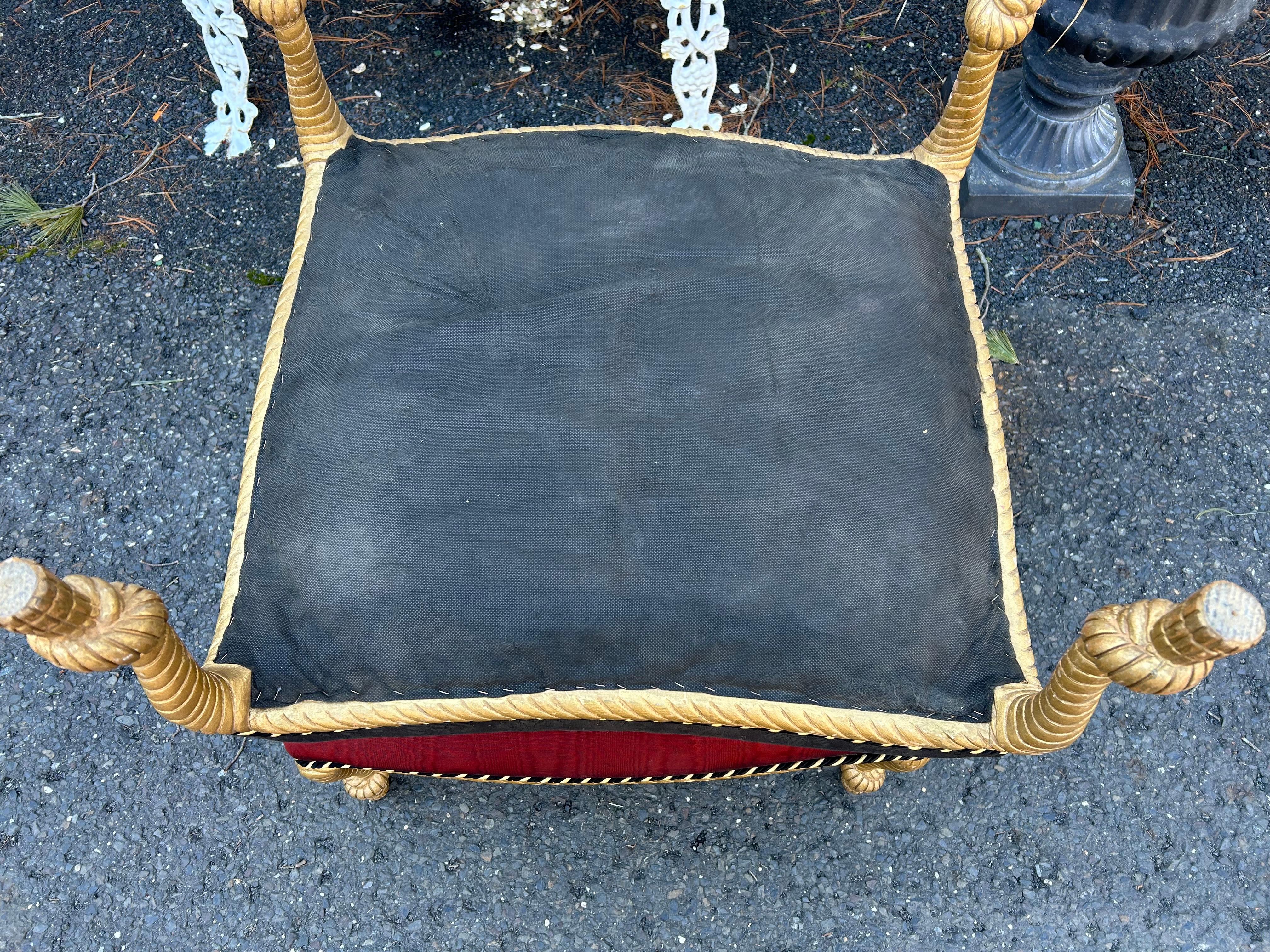 Favolosa coppia di ottomane con corda e nappe dorate in stile Napoleone III Hollywood Regency in vendita 10