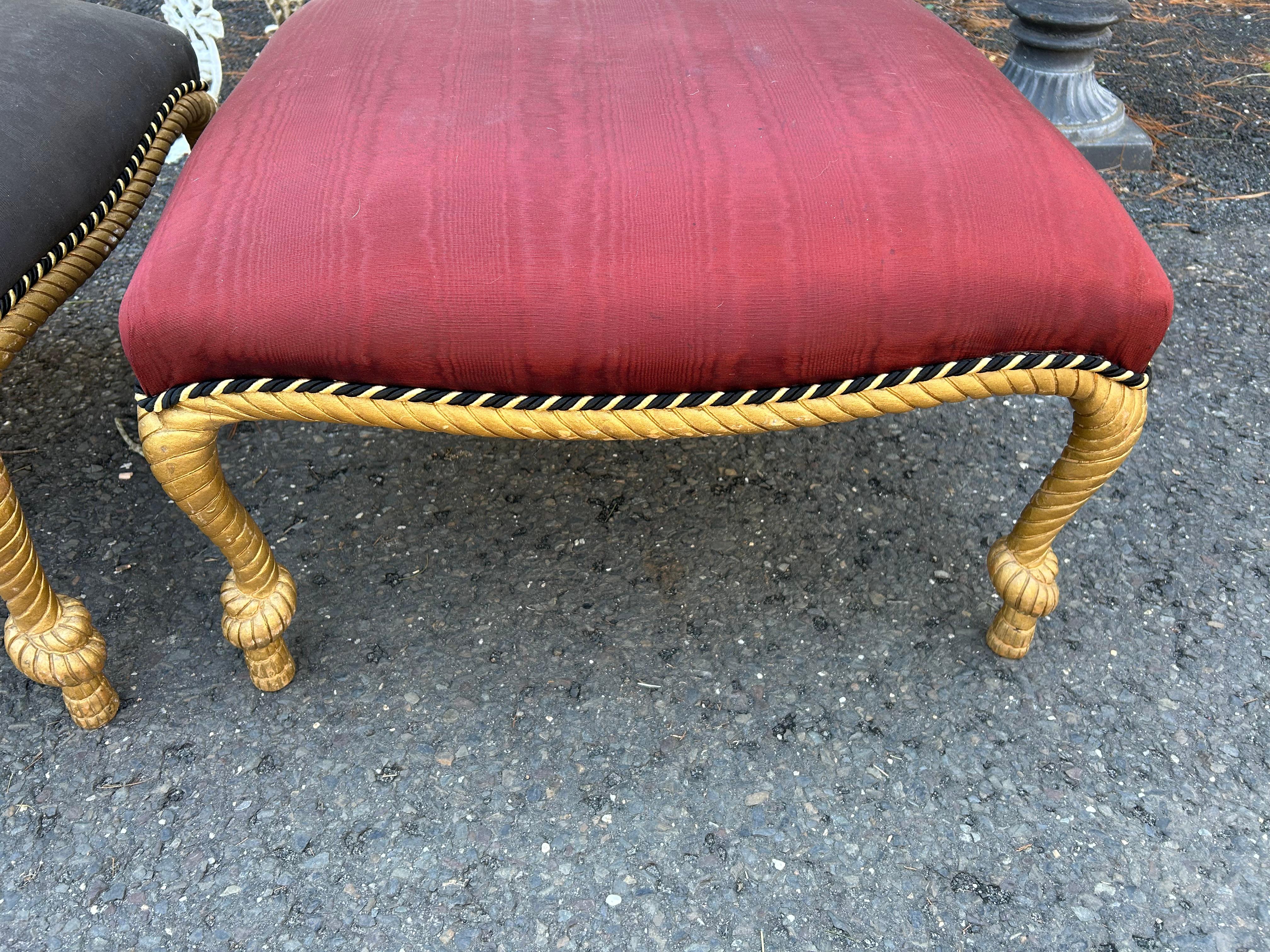 Favolosa coppia di ottomane con corda e nappe dorate in stile Napoleone III Hollywood Regency in vendita 12
